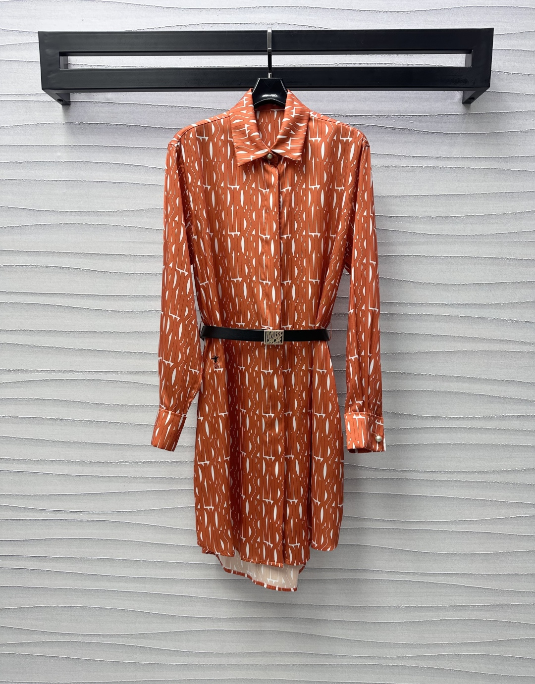 NO:313815,Dio*2025 new product is on the shelves of printed belt shirt skirts, customized YB imported twill material, smooth luster, light and breathable, ready-to-wear full-print latest element letter pattern decoration, highlight the brand tone, rich visual effects, heavy industry leather belt blessing, add layered look, outline the perfect waist shape, surface auxiliary material development, lapel shirt skirt tailoring, full of elegant style, essential outfits for daily commuting and date in wardrobe, high version 2 colors,,dior, skirts,alexander wang19860909Dio*2025新品上架印花腰带衬衣裙定制YB进口斜纹绸材质 垂顺光泽 轻薄透气 成衣满印最新元素字母图案装饰 彰显品牌调性 视觉效果丰富 重工皮革腰带加持 增添造型层次感 勾勒完美腰型 面辅料开发 翻领衬衣裙剪裁 尽显优雅风范 衣橱日常通勤约会必备穿搭  高版本2色,,dior,skirts,alexander wang,Women's clothing