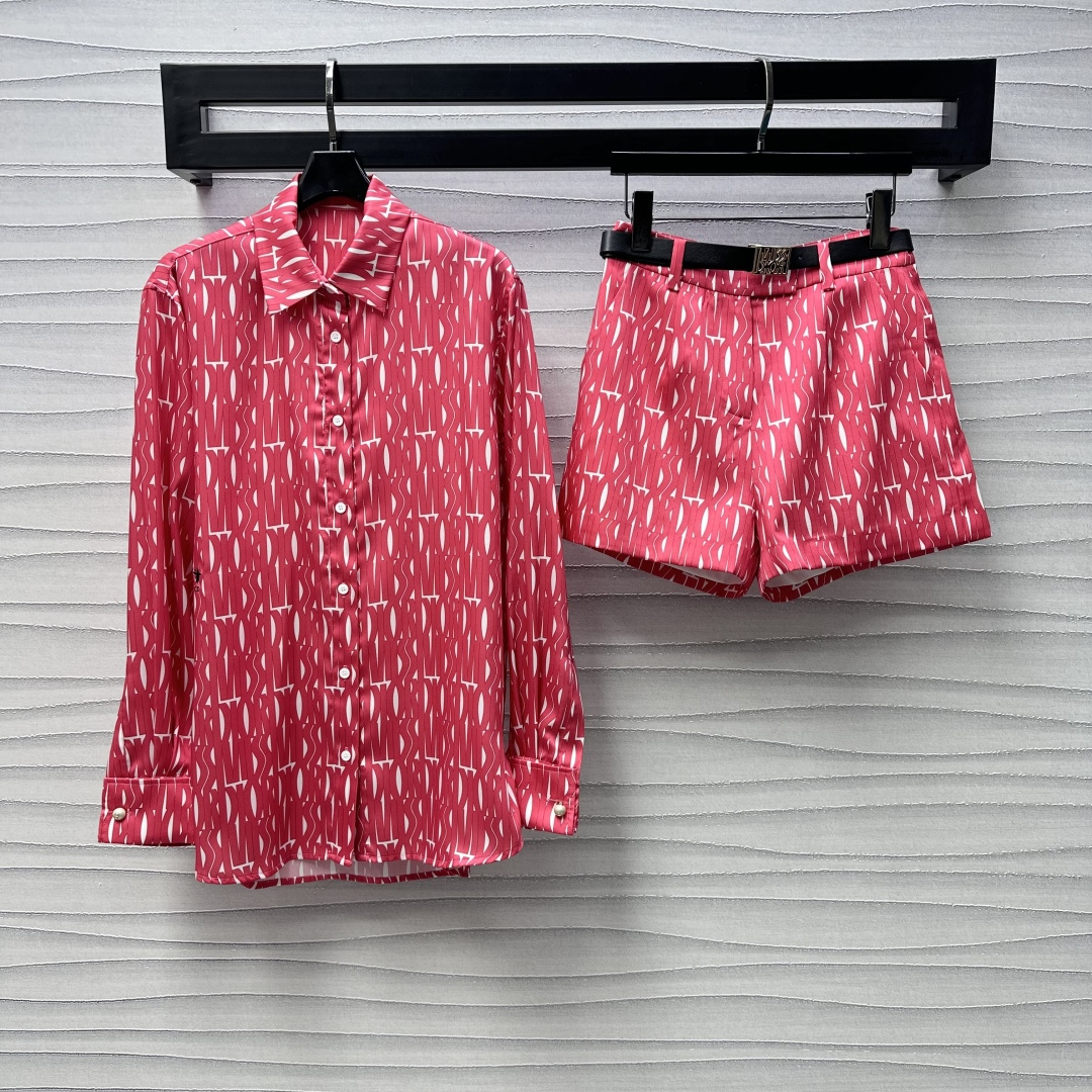 NO:313798,Dio*2025 new product is on the shelves of printed shirts and shorts sets customized YB imported twill material, smooth luster, light and breathable, ready-to-wear full-print latest element letter pattern decoration, highlighting the brand tone, rich visual effects, development of surface accessories, lapel conventional shirts and high-waist shorts, heavy industry leather belt blessing, add layering to the styling, showing elegant style, essential suits for wardrobe daily commuting and dates, high-version, dior, shorts, alexander wang19860909Dio*2025新品上架印花衬衣短裤套装定制YB进口斜纹绸材质 垂顺光泽 轻薄透气 成衣满印最新元素字母图案装饰 彰显品牌调性 视觉效果丰富 面辅料开发 翻领常规衬衣高腰短裤 重工皮革腰带加持 增添造型层次感 尽显优雅风范 衣橱日常通勤约会必备套装穿搭  高版本,,dior,shorts,alexander wang,Women's clothing