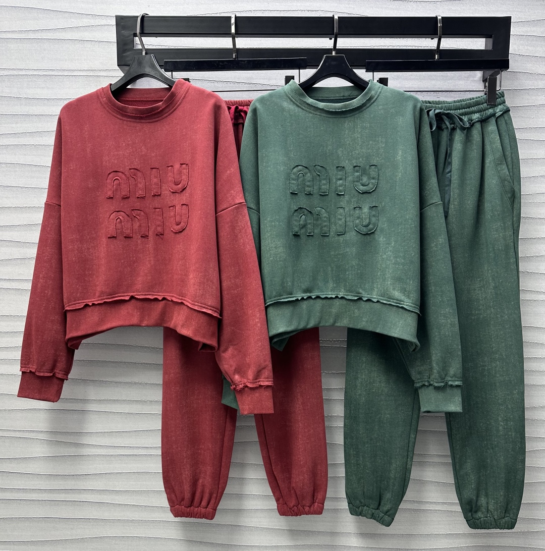 NO:313819,Miumi*2025 new product launch round neck sweatshirt trousers set customized YB imported wash cotton material soft and skin-friendly and comfortable, not easy to deform after washing, multiple washing process treatment, presenting an old retro style, surface auxiliary material development, round neck long-sleeved sweatshirt tailoring, chest collage, letter logo pattern embellishment, brand tone, loose and stylish, can be matched with the same style of elastic waist trousers, complete sets of outfits are coordinated and unified, simple and high-end, daily necessities for all seasons, high-version 2 colors,,miumiu, hoodie, sweatshirts, alexander wang19860909Miumi*2025新品上架圆领卫衣长裤套装定制YB进口水洗全棉材质 柔软亲肤舒适 久洗不易变形 多重水洗工艺处理 呈现做旧复古风格 面辅料开发 圆领长袖卫衣剪裁 胸前拼贴感字母徽标图案点缀 彰显品牌调性 宽松版型结合落肩细节 增添造型层次感 松弛时髦 可搭配同款松紧腰束脚长裤 成套穿搭整体协调统一 简约高级 四季日常必备套装 高版本2色,,miumiu,hoodie,sweatshirts,alexander wang,Women's clothing