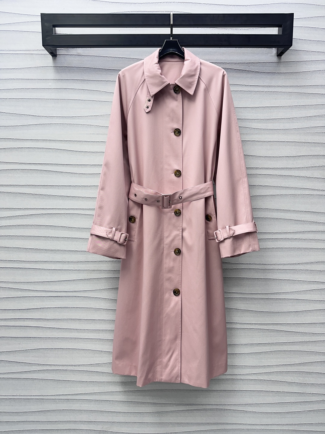 NO:313825,Bur BBR*2025 new product lapel belt windbreaker jacket custom YB imported cotton windbreaker material is crisp, comfortable and stylish. The neckline is single-sided adjustment hole belt echoes the cuffs. The front closure single-row button design is matched with double-sided oblique socket pockets to add layering of the shape. The belt of this cloth outlines the graceful figure. The inner layer is covered with iconic plaid lining fabric to highlight the brand tone. The surface auxiliary material development. The lapel long windbreaker tailoring. Early spring fashionable and elegant windbreaker. Temperament and charming British elegance. High-end version, burberry, jackets & coats, alexander wang19860909Bur BBR*2025新品上架翻领腰带风衣外套定制YB进口全棉风衣材质 挺括舒适有型 领口单侧调节孔带与袖口呼应 前襟单排钮扣设计搭配双侧斜插口袋处 增添造型层次感 本布腰带勾勒曼妙身形 内里满铺标志性格纹衬布 彰显品牌调性 面辅料开发 翻领长款风衣剪裁 早春时尚优雅风衣 气质魅力英伦优雅  高版本,,burberry,jackets & coats,alexander wang,Women's clothing