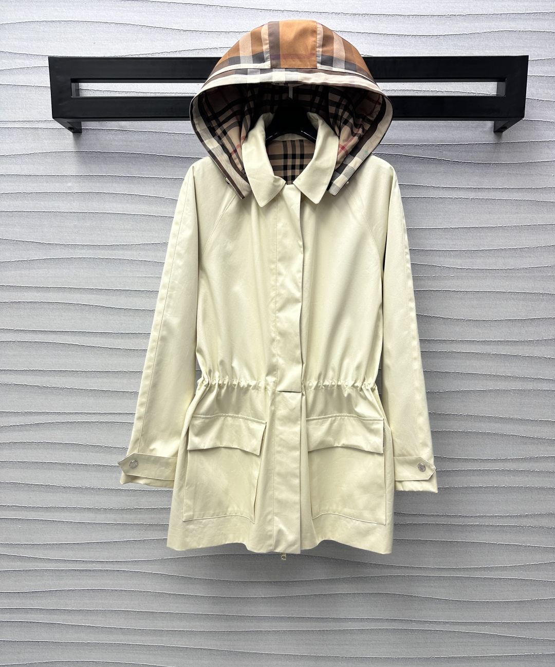 NO:314777,Bur BBR*2025 new product is on the shelves, disassembled hooded drawstring windbreaker jacket custom YB imported cotton windbreaker material, craftsmanship is clean and stylish, loose fit and shoulder design create a slack and casual style, the hood is turned out to reveal the lining of the classic plaid print, highlighting the brand tone, button removal and adjustment of variable shirt lapels, adding layering of the shape, medium-length drawstrings to create waistlines, surface and auxiliary materials development, hooded lapels, mid-length windbreaker cut, early spring fashion and practical and both items, daily windbreaker layering, temperament and charming British elegance, high-end, burberry, jackets & coats,shirts,hats,alexander wang19860909Bur BBR*2025新品上架拆卸连帽抽绳风衣外套定制YB进口全棉风衣材质 工艺处理挺括有型 宽松版型搭配落肩设计打造松弛休闲风格 兜帽外翻露出内衬经典格纹印花 彰显品牌调性 钮扣拆卸调节可变衬衫翻领 增添造型层次感 中长款抽绳打造腰部线条 面辅料开发 连帽翻领中长款风衣剪裁 早春时尚实用兼备单品 日常风衣叠穿 气质魅力英伦优雅 高版本,,burberry,jackets & coats,shirts,hats,alexander wang,Women's clothing