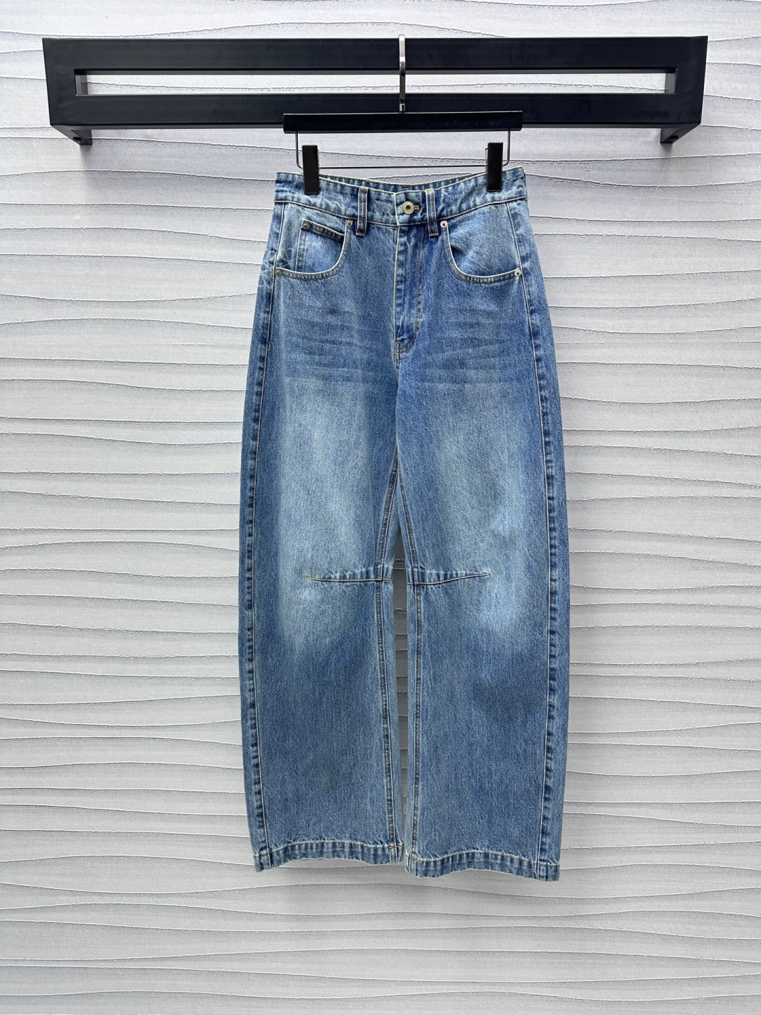 NO:323326,Loew*2025 new product launches on shelves of rubbing scimitar jeans customized YB imported twill cotton denim material soft, comfortable and breathable, multiple washing process treatment, not easy to dye and decolorize, uniform rubbing and wrinkle texture treatment of waist and hips and thighs, add layered texture, presenting an old retro feeling, high waist buckle double-entry pocket design, sewing the split line at the bend of knee to create a scimitar effect, effectively modifying the leg lines, surface auxiliary materials development, high waist wide-leg trousers tailoring, back waist leather label embellishment decoration, highlighting the brand tone, the first choice for daily commuting and casual outfits, series development, high version, loewe, jeans, alexander wang19860909Loew*2025新品上架擦色弯刀牛仔裤定制YB进口斜纹棉牛仔材质 柔软舒适透气 多重水洗工艺处理 不易染色脱色 腰胯大腿均匀擦色褶皱纹理处理 增添造型层次感 呈现做旧复古感 高腰系扣双插兜设计 膝弯处缝制分割线打造弯刀效果 有效修饰腿部线条 面辅料开发 高腰阔腿长裤剪裁 后腰皮标点缀装饰 彰显品牌调性 日常通勤休闲穿搭首选 系列开发 高版本,,loewe,jeans,alexander wang,Women's clothing