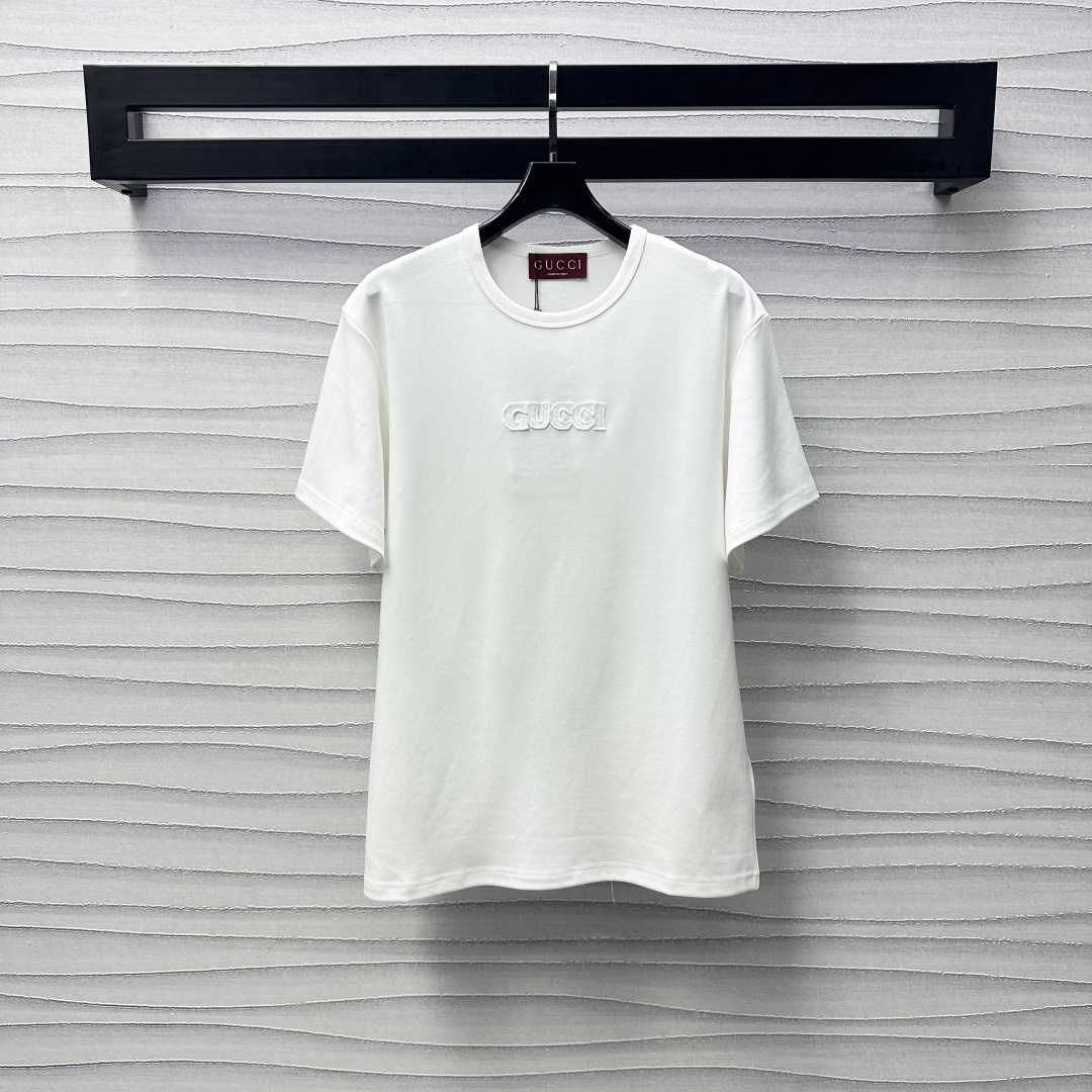 NO:314792,Gucc*2025 new product is available on the shelves of round neck letters and short sleeves custom YB imported cotton material breathable and comfortable. The chest is decorated with three-dimensional applique letter logo embellished to show the brand tone. Grample pure cotton elasticity makes it slim. The surface auxiliary material development Loose short-sleeved T-shirt tailoring. The inner wear is brilliant and fashionable. High-version 2 colors 766130,,gucci, T-shirt,tees, t-shirt,alexander wang19860909Gucc*2025新品上架圆领字母短袖定制YB进口全棉材质 透气舒适 胸前饰以立体贴布字母徽标点缀装饰 彰显品牌调性 克重纯棉弹力显瘦 面辅料开发 宽松短袖T恤剪裁 单穿内搭都出彩时髦  高版本2色 766130,,gucci,T-shirt,tees，t-shirt,alexander wang,Women's clothing