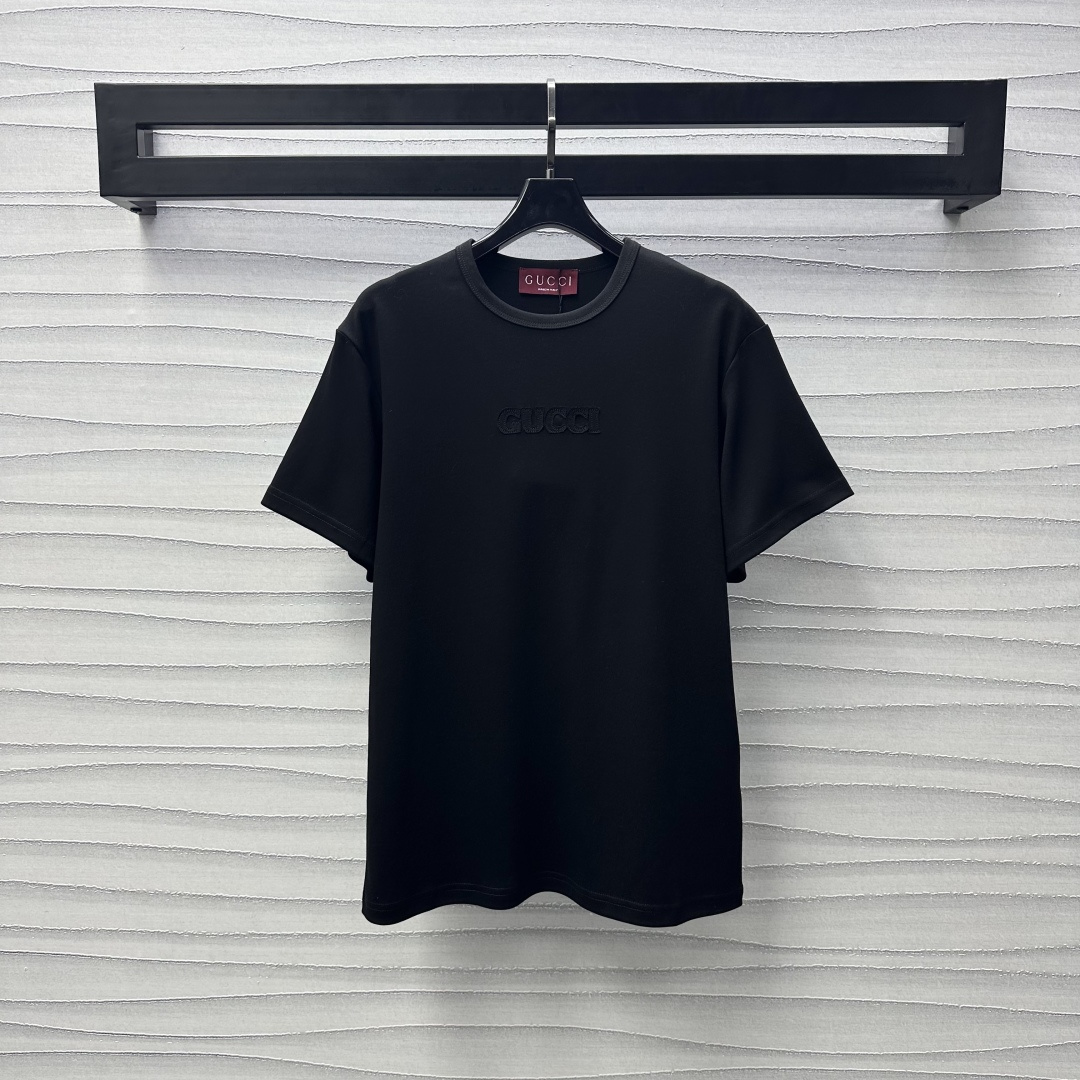 NO:314767,Gucc*2025 new product is available on the shelves of round neck letters and short sleeves custom YB imported cotton material breathable and comfortable. The chest is decorated with three-dimensional applique letter logo embellished to show the brand tone. Grain-weight pure cotton elasticity makes it slim. The surface auxiliary material development Loose short-sleeved T-shirt tailoring. The inner wear is brilliant and fashionable. High-version 2 colors, gucci, T-shirt, tees, t-shirt, alexander wang19860909Gucc*2025新品上架圆领字母短袖定制YB进口全棉材质 透气舒适 胸前饰以立体贴布字母徽标点缀装饰 彰显品牌调性 克重纯棉弹力显瘦 面辅料开发 宽松短袖T恤剪裁 单穿内搭都出彩时髦  高版本2色,,gucci,T-shirt,tees，t-shirt,alexander wang,Women's clothing