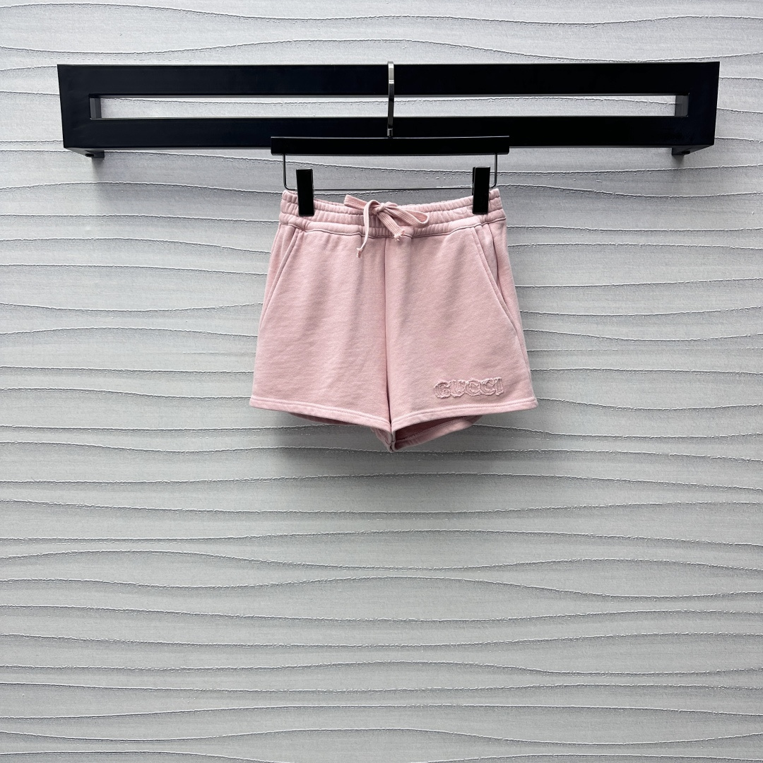 NO:314778,Gucc*2025 new product launches drawstring elastic waist shorts customized YB imported native cotton material soft and comfortable The side decoration of the trouser legs is decorated with letter patch logo to highlight the brand tone. It is matched with a waist pocket and is slanted pocket to add layering of the shape. It is exquisite and coordinated and full of atmosphere. The surface and accessories are developed. Stretch high-waist shorts cut can be matched with the same series of sweatshirt jackets. The logo echoes the upper and lower. The outfit is casual and fashionable. Daily commuting and casual dates. High version 2 colors, gucci, hoodie, sweatshirts, shorts, jackets & coats, alexander wang19860909Gucc*2025新品上架抽绳松紧腰短裤定制YB进口原生全棉材质 柔软舒适 裤脚侧饰以字母贴布徽标点缀装饰 彰显品牌调性 搭配腰间插兜斜口袋 增添造型层次感 精致协调氛围感十足 面辅料开发 弹力高腰短裤剪裁 可搭配同系列卫衣外套 徽标上下呼应 穿搭休闲时髦 日常通勤休闲约会都  高版本2色,,gucci,hoodie,sweatshirts,shorts,jackets & coats,alexander wang,Women's clothing