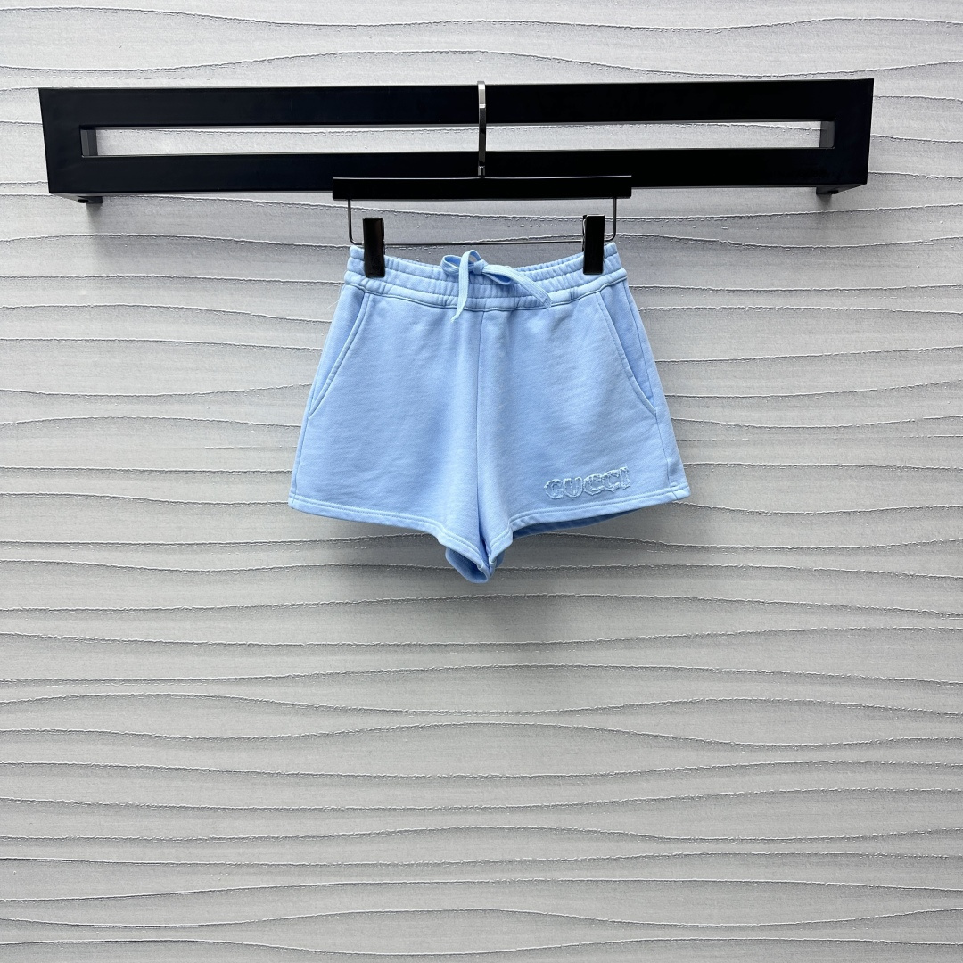 NO:314782,Gucc*2025 new product launches drawstring elastic waist shorts customized YB imported native cotton material soft and comfortable The side decoration of the trouser legs is decorated with letter patch logo to highlight the brand tone. It is matched with a waist pocket and is slanted pocket to add layering of the shape. It is exquisite and coordinated and full of atmosphere. The surface and accessories are developed. Stretch high-waist shorts cut can be matched with the same series of sweatshirt jackets. The logo echoes the upper and lower. The outfit is casual and fashionable. Daily commuting and casual dates. High version 2 colors, gucci, hoodie, sweatshirts, shorts, jackets & coats, alexander wang19860909Gucc*2025新品上架抽绳松紧腰短裤定制YB进口原生全棉材质 柔软舒适 裤脚侧饰以字母贴布徽标点缀装饰 彰显品牌调性 搭配腰间插兜斜口袋 增添造型层次感 精致协调氛围感十足 面辅料开发 弹力高腰短裤剪裁 可搭配同系列卫衣外套 徽标上下呼应 穿搭休闲时髦 日常通勤休闲约会都 高版本2色,,gucci,hoodie,sweatshirts,shorts,jackets & coats,alexander wang,Women's clothing