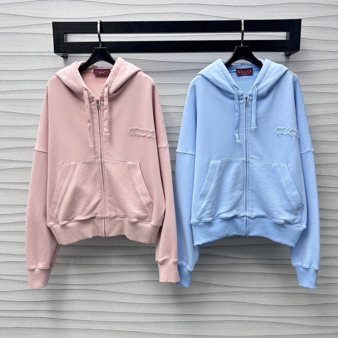 NO:314774,Gucc*2025 new product hooded letter zipper jacket is customized with YB imported native cotton material, soft and comfortable, the chest is decorated with letter patch logo, highlighting the brand tone, threaded edge treatment at the cuff hem, and a waist pocket to add layering, exquisite and coordinated atmosphere, full of facial accessories, development of shoulder-length hooded zipper jacket, tailored with the same series of elastic waist shorts, the logo echoes the top and bottom, casual and fashionable, daily commuting and casual dates, high version 2 colors,,gucci, shorts, jackets & coats,hats,alexander wang19860909Gucc*2025新品上架连帽字母拉链外套定制YB进口原生全棉材质 柔软舒适 胸前饰以字母贴布徽标点缀装饰 彰显品牌调性 袖口下摆螺纹包边处理 搭配腰间插兜口袋 增添造型层次感 精致协调氛围感十足 面辅料开发 落肩连帽拉链外套剪裁 可搭配同系列弹力腰短裤 徽标上下呼应 穿搭休闲时髦 日常通勤休闲约会都 高版本2色,,gucci,shorts,jackets & coats,hats,alexander wang,Women's clothing
