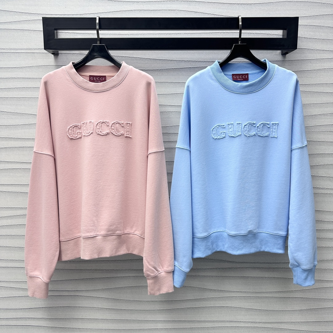 NO:314784,Gucc*2025 new product is available on the shelves of round neck letters long-sleeved sweatshirts, customized YB imported native cotton material, soft and comfortable, the chest is decorated with letter patch logo embellished, highlighting the brand tone, threaded edge treatment at the cuffs, adding layered texture, exquisite and coordinated atmosphere, full of facial accessories, development of shoulder drop pullover loose sweatshirts, can be matched with the same series of elastic waist shorts, the logo echoes the upper and lower, the outfit is casual and fashionable, daily commuting and casual dates, high version 2 colors,,gucci,hoodie, sweatshirts, shorts, alexander wang19860909Gucc*2025新品上架圆领字母长袖卫衣定制YB进口原生全棉材质 柔软舒适 胸前饰以字母贴布徽标点缀装饰 彰显品牌调性 袖口下摆螺纹包边处理 增添造型层次感 精致协调氛围感十足 面辅料开发 落肩套头宽松卫衣剪裁 可搭配同系列弹力腰短裤 徽标上下呼应 穿搭休闲时髦 日常通勤休闲约会都 高版本2色,,gucci,hoodie,sweatshirts,shorts,alexander wang,Women's clothing