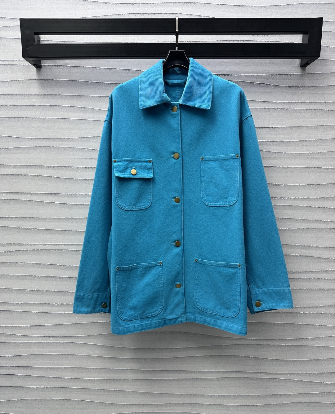 NO:314763,Prada*2025 new product is available for the shelves of corduroy collar denim jackets, customized YB imported twill cotton denim material, crisp and stylish, multi-washing process, retro and fashionable, use spliced ​​corduroy lapels, four-pocket neat and symmetrical design, add layering, triangular leather labels, embellish the brand tone, loose silhouette, no body limit, surface auxiliary material development, lapel shirt jacket tailoring, can be buckled or opened to create different styles, the upper body can easily create a fashionable high street style, both men and women can control the outfits High-version, prada, jackets & coats, alexander wang19860909Prada*2025新品上架灯芯绒领牛仔外套定制YB进口斜纹棉牛仔材质 挺括有型 多重水洗工艺处理 复古洋气 沿用拼接灯芯绒翻领四口袋工整对称设计 增添造型层次感 后侧领口点缀三角皮标点缀 彰显品牌调性 宽松廓形 不限身材 面辅料开发 翻领衬衣外套剪裁 可系扣或敞开穿出不同风格 上身轻松营造时髦高街风格 男女均可驾驭穿搭 高版本,,prada,jackets & coats,alexander wang,Women's clothing