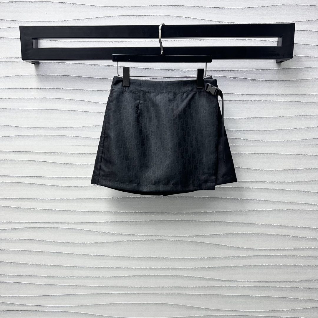 NO:314769,Dio*2025 new product is available on the shelves of Jacquard Skirts Customized YB imported jacquard materials, crisp and stylish, decorated with full jacquard letter elements, highlighting the brand tone, front one-piece skirt design, webbing buckle adjustment and lighting, adding layered look, surface auxiliary materials development, high-waist skirts and pants tailoring, can be matched with the same series of windbreakers, complete sets of long legs, fashionable, must-have fashion suits for daily casual leisure, can also be purchased separately, high-version, dior, skirts, alexander wang19860909Dio*2025新品上架提花冲锋裙裤定制YB进口提花冲锋材质 挺括有型 饰以满铺提花字母元素 彰显品牌调性 正面一片式裙面设计 织带卡扣调节点亮 增添造型层次感 面辅料开发 高腰裙裤剪裁 可搭配同系列冲锋衣 成套上身穿出长腿好比例 洋气时髦 日常休闲必备时尚套装 也可分开购入 高版本,,dior,skirts,alexander wang,Women's clothing