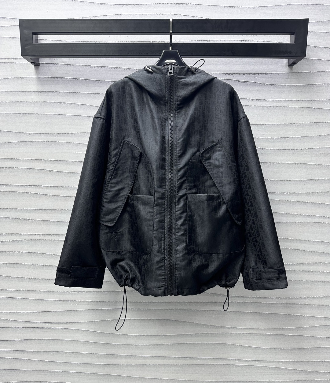 NO:314771,Dio*2025 new product launches on the shelves of Jacquard Hooded Coat Customized YB imported Jacquard Material is crisp and stylish, decorated with full jacquard letter elements, highlighting the brand tone, waist-side symmetrical flip pocket CD bee embroidery pattern embellishment, portable and practical, adding layered styling Hooded Coat Clipping, can be matched with series skirts, complete sets of long legs, fashionable, fashion sets, must-have fashion suits for daily casual leisure, can also be purchased separately, high-end version,,dior, skirts, jackets & coats,hats,alexander wang19860909Dio*2025新品上架提花连帽冲锋外套定制YB进口提花冲锋材质 挺括有型 饰以满铺提花字母元素 彰显品牌调性 腰侧对称翻盖口袋CD蜜蜂刺绣图案点缀 便携实用 增添造型层次感 连帽冲锋外套剪裁 可搭配系列裙裤 成套上身穿出长腿好比例 洋气时髦 日常休闲必备时尚套装 也可分开购入 高版本,,dior,skirts,jackets & coats,hats,alexander wang,Women's clothing