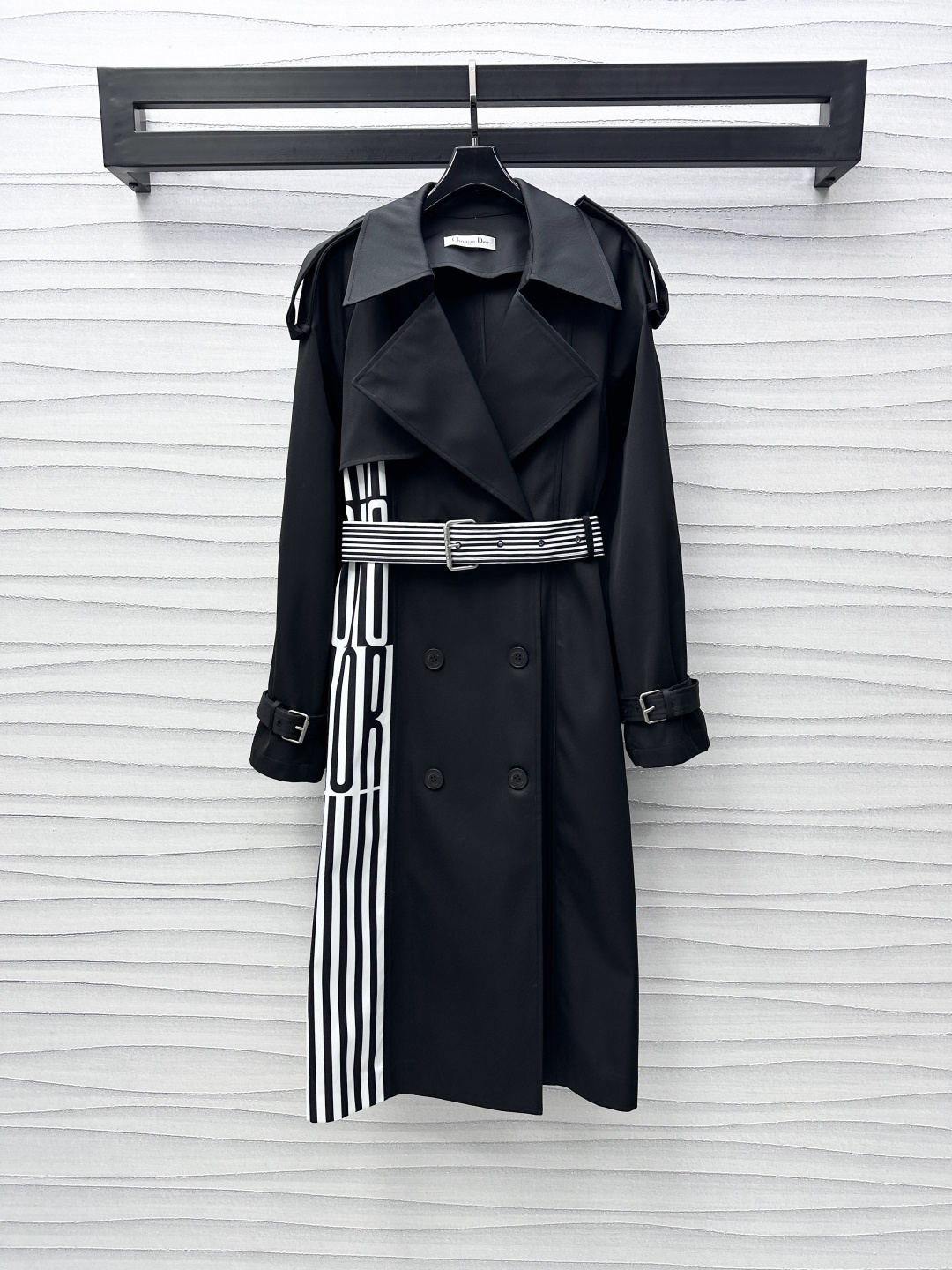 NO:314749,Dio*2025 new product is available for printing belt long windbreaker custom YB imported windbreaker material, crisp and stylish, high-quality texture, rotator cuff buckle design enhances the layering of the clothes. This fabric perforated striped waistband is integrated into the outline of the graceful body, side edge-bound lines, creative printed elements decoration, aura is revealed, adding a cool rock atmosphere, mid-length straight lines create an elegant outline, surface auxiliary materials development, lapel long windbreaker tailoring, fashion outfit essential items, daily windbreaker layering or directly dressed as a skirt, temperament charming British elegance, high-end version,,dior, skirts,alexander wang19860909Dio*2025新品上架印花腰带长款风衣定制YB进口风衣材质 挺括有型 质感高级 肩袖带扣设计提升衣服层次感 本布穿孔条纹腰带融入勾勒曼妙身形 侧面捆边线条创意印花元素装饰 气场立现 增添飒爽摇滚气息 中长款直筒线条打造优雅的轮廓 面辅料开发 翻领长款风衣剪裁 时尚穿搭必备单品 日常风衣叠穿或直接作为裙子穿搭都 气质魅力英伦优雅  高版本,,dior,skirts,alexander wang,Women's clothing