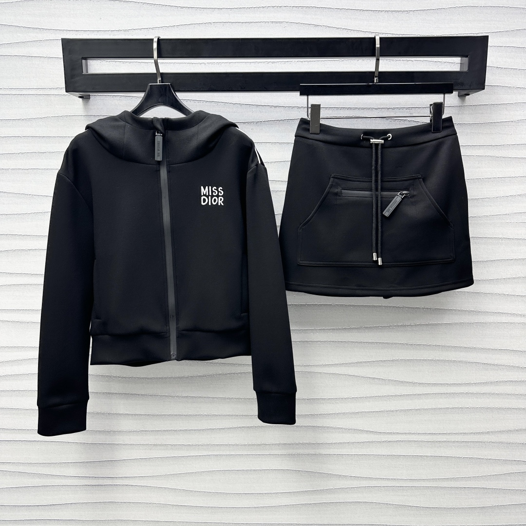 NO:314751,Dio*2025 new product hooded jacket short skirt set customized YB imported cotton material, skin-friendly and elastic, comfortable and comfortable, chest embroidered with letter embroidered logo patterns, highlighting the brand tone, facial accessories development, hooded zipper jacket elastic waist short skirt, youthful and vibrant vertical appearance, waist strap buckle, easy adjustment and tolerance, front pocket zipper pocket design, light work details make the tone easier and casual, zipper buckle letter decoration, better see the brand's high-end feeling, an indispensable versatile set in the closet, bringing fashionable personality to the simple and sporty feeling, high version, dior, skirts, jackets & coats, hats, alexander wang19860909Dio*2025新品上架连帽外套短裙套装定制YB进口人棉材质 亲肤弹力舒适自如 胸前饰以字母刺绣徽标图案点缀 彰显品牌调性 面辅料开发 连帽拉链外套松紧腰短裙 青春活力立显 腰部系带拉扣 轻松调节包容度更高 正面插兜拉链口袋设计 轻工装细节让调性更轻松休闲 拉链扣字母装饰 更能看出品牌高级感 衣橱里必不可少的百搭套装 为简约运动感带去时髦个性  高版本,,dior,skirts,jackets & coats,hats,alexander wang,Women's clothing