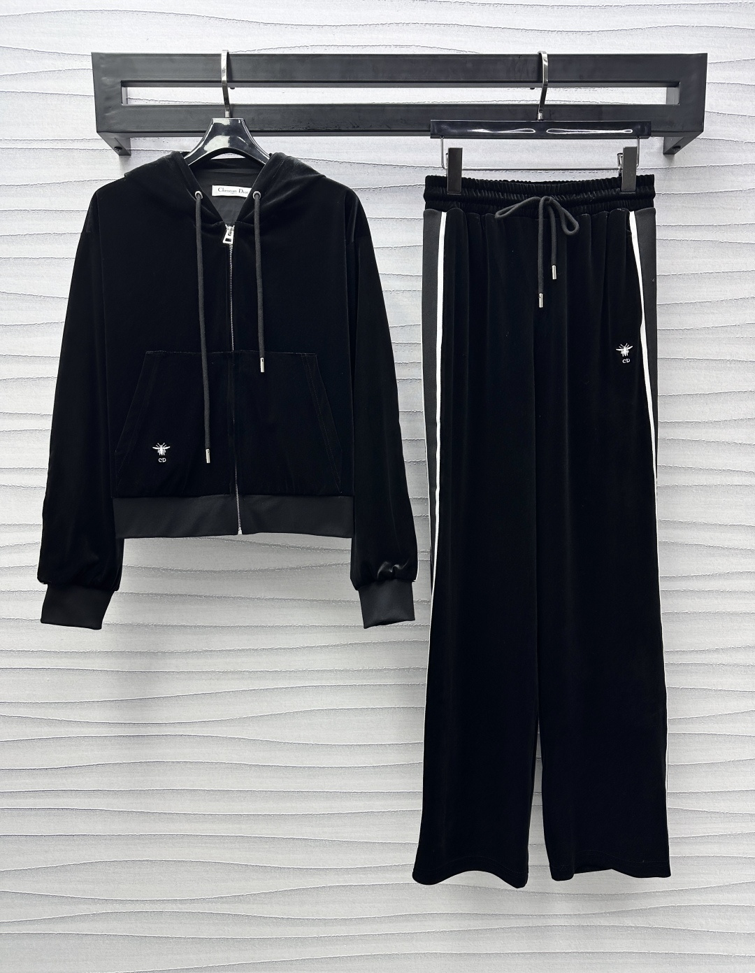 NO:314757,Dio*2025 new velvet jacket trousers set customized YB imported velvet material, glossy texture is not easy to get gray, waist decoration is designed with pocket pockets, CD bee embroidery logo embellishment, highlighting the brand tone, surface auxiliary material development, hooded zipper jacket with the same series of straight trousers, double-sided splicing letter element webbing, add layering of styling, high-end lazy style, draped fabric makes the leg lines look longer, complete sets of return 100%, comfortable upper body skin, versatile, no mistakes, high-end version,,dior,jackets & coats,hats,alexander wang19860909Dio*2025新品上架丝绒外套长裤套装定制YB进口丝绒材质 光泽质感不易沾灰 腰间饰以插兜口袋设计 CD蜜蜂刺绣徽标点缀 彰显品牌调性 面辅料开发 连帽拉链外套搭配同系列直筒长裤 双侧拼接字母元素织带 增添造型层次感 高级慵懒风 垂坠十足的面料让腿部线条更显纤长 成套出街回头率百分百 上身贴肤舒适 百搭不出错  高版本,,dior,jackets & coats,hats,alexander wang,Women's clothing