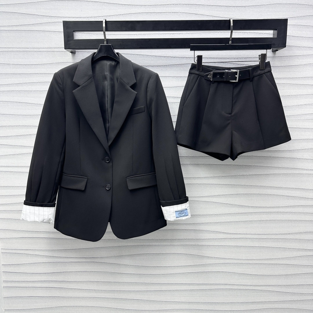 NO:314761,Prad*2025 new product is available in the shelves of color-blocked suits and shorts sets. Customized YB imported cotton material. High-quality texture. Cut-down smoothly. Single-row button design of gun-style lapels. Add layered style. The front shoulder style is simple and atmospheric. Regular loose silhouette. Easy to wear the high-end feeling of the workplace elite. The cuffs are uniquely lit with striped contrasting color splicing. The square markings of the iconic brand embellish the brand tone. The tone of the tone of the tone. The development of the lapel suit jacket and high-waist shorts. The waist is matched with leather snap-up adjustment to highlight the low-key and luxurious taste. The first choice for different occasions. High-end version,,prada, shorts, jackets & coats,business suit,alexander wang19860909Prad*2025新品上架拼色西装短裤套装定制YB进口人棉材质 质感上乘 裁剪垂顺流畅 枪驳式翻领单排纽扣设计 增添造型层次感 正肩版型简约大气 常规宽松廓形 轻松穿出职场精英的高级感 袖口别出心裁地利用条纹撞色拼接点亮 标志性品牌方标点缀细节 彰显品牌调性 面辅料开发 翻领西服外套高腰短裤 腰间搭配皮革卡扣调节处理 凸显低调奢华品味 出席不同场合首选穿搭 高版本,,prada,shorts,jackets & coats,business suit,alexander wang,Women's clothing