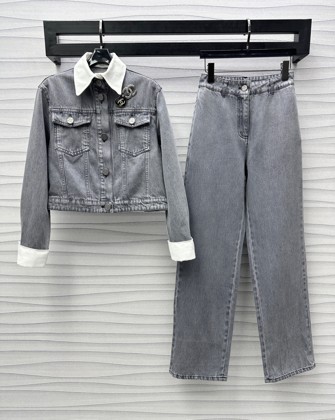 NO:314755,Chane*2025 new product is on the shelves of spliced ​​denim jacket trouser set custom YB imported twill cotton denim material breathable and soft skin-friendly. Multiple enzyme washing process treatment presents a retro black and gray feel. Evergreen flip pocket decoration on the chest. Paired with heavy industry open mold double C brooch to highlight the brand tone. Removable spliced ​​shirt cloth lapel design echoes folding cuff treatment. Adds styling layering. Facial accessories development. Jacket jackets are matched with the same series of straight trousers. Details echo up and down. Highlights of fashionable style. Easy to wear a good proportion. Complete sets are more coordinated and advanced. High version 36 38 4,,chanel, jackets & coats, jackets & coats,shirts,brooch, breastpin, alexander wang19860909Chane*2025新品上架拼接牛仔外套长裤套装定制YB进口斜纹棉牛仔材质 透气柔软亲肤 多重酵素水洗工艺处理 呈现复古黑灰感 胸前常青翻盖口袋装饰 搭配重工开模双C胸针点缀 彰显品牌调性 可拆卸拼接衬衫布翻领设计 呼应折叠袖口处理 增添造型层次感 面辅料开发 夹克外套搭配同系列直筒长裤 细节上下呼应 突出时髦风格 轻松穿出好比例 成套穿搭更为协调高级  高版本36 38 4,,chanel,jackets & coats,jackets & coats,shirts,brooch，breastpin,alexander wang,Women's clothing