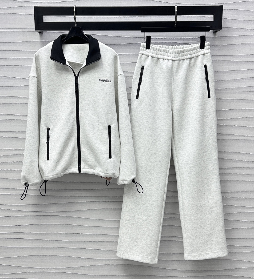 NO:314748,Miumi*2025 new product zipper jacket trouser set customized YB imported twill cotton material is crisp and stylish, embroidered with chest embroidered letters logo pattern to highlight the brand tone, adjustable ropes on the hem cuffs to meet different body needs, matched with black lapel zipper design to add layered look, double-sided zipper pockets, considerate and convenient, surface accessories development, loose zipper jackets in the same series of elastic waist straight trousers, can provide all-round comfort protection, both men and women can control, trendy and fashionable dressing, high-end version,,miumiu, jackets & coats,alexander wang19860909Miumi*2025新品上架拉链外套长裤套装定制YB进口斜纹棉材质 挺括有型 饰以胸前刺绣字母徽标图案点缀 彰显品牌调性 衣摆袖口可调绳索满足不同身形需求 搭配黑色翻领拉链设计 增添造型层次感 双侧拉链口袋 贴心方便 面辅料开发 宽松拉链外套同系列松紧腰直筒长裤 无论日常出行还是户外活动 都能提供全方位舒适保护 男女均可驾驭 穿搭潮流时髦  高版本,,miumiu,jackets & coats,alexander wang,Women's clothing