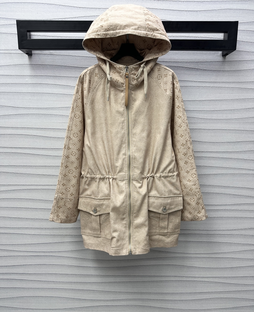 NO:314797,Louis Vuitto*2025 new product launches hooded long denim jacket customized YB imported twill cotton denim material washable vintage oat color classic zipper hood design matched with symmetrical pockets and waist drawstring details to add layering of styling The hat collar and rotator sleeves are decorated with letters four-leaf clover logo pattern to highlight the brand tone Facial accessories development Hooded long drawstring jacket tailored can be matched with shorts in the same series Plain color at the front and the back. The design echoes the upper and lower. The leather label embellishes the complete set of dressing fashionable and fashionable. Buy it separately. High-end version, louis vuitton, shorts, jackets & coats, hats, alexander wang19860909Louis Vuitto*2025新品上架连帽长款牛仔外套定制YB进口斜纹棉牛仔材质 水洗做旧复古燕麦色 经典拉链兜帽设计 搭配下摆对称口袋和腰间抽绳细节 增添造型层次感 帽领和肩袖饰以字母四叶草徽标图案 彰显品牌调性 面辅料开发 连帽抽绳长款外套剪裁 可搭配同系列短裤 前面素色后面老花 设计上下呼应 皮标点缀 成套穿搭时髦洋气 分开购入搭配也 高版本,,louis vuitton,shorts,jackets & coats,hats,alexander wang,Women's clothing