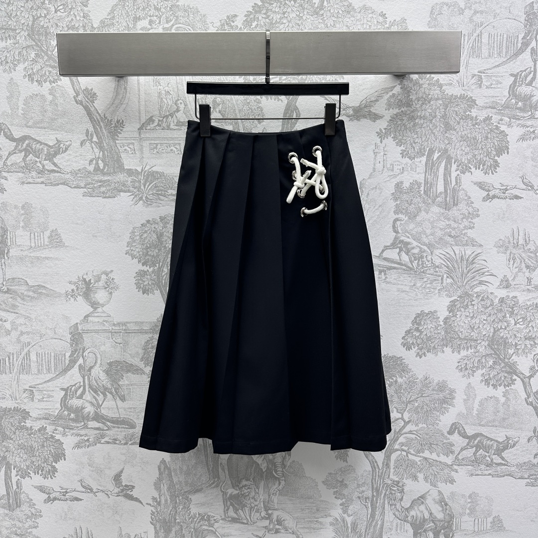 NO:315503,Prad*2025 new product, top-mounted rope knot suit pleated skirt custom YB imported suit material, high-quality texture, draped luster, decorated with single-sided rope knot, breaking through the conventional and more personality, using the waist and abdomen to highlight the advantages of slimming waist, single-sided decorative perforated rope knots are connected to skirt pleats, adding a sense of styling, pleated design shows a trendy and fashionable feeling, Medium length, inclusive legs, slim and versatile, surface auxiliary materials development, high-waist pleated skirt style cut, fashionable and fashionable, casually matched with the upper body to reduce age, high-end version,,prada, skirts, business suit,alexander wang19860909Prad*2025新品上架绳结西装百褶裙定制YB进口西装材质 质感上乘 垂感光泽 饰以单侧绳结亮点 突破常规更显个性 利用腰腹贴身压褶突出纤腰优势 单侧装饰穿孔绳结连接至裙褶 增添造型层次感 百褶设计展现潮流时尚感 居中长度 包容腿型显瘦百搭 面辅料开发 高腰百褶半裙版型剪裁 穿搭时髦洋气 随意搭配上身减龄高级 高版本,,prada,skirts,business suit,alexander wang,Women's clothing