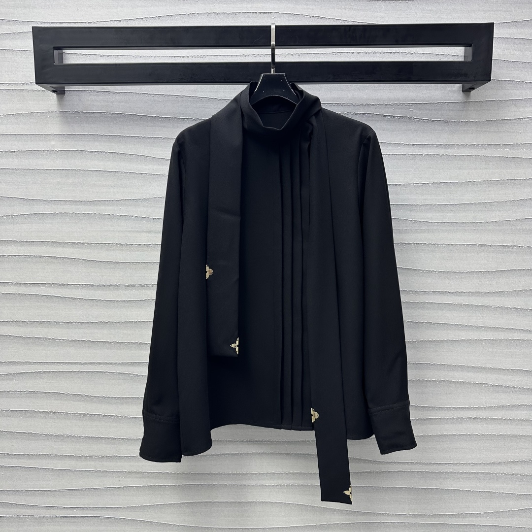NO:315533,Louis Vuitto*2025 new product stand-alone coin streamer shirt custom YB imported acetic acid material rough feels comfortable and breathable. Front piece side pleated design. Echo the neckline streamer to add layered look. Brand logo metal coin embellishment and decoration to show the brand tone. Full design sense get rid of the previous design. Face and auxiliary materials development. Stand-alone coin regular shirt tailoring makes the garment more unique. The upper body looks slim and fashionable. It is absolutely Koichi girl. High-version 2 colors,,louis vuitton,shirts,alexander wang19860909Louis Vuitto*2025新品上架立领钱币飘带衬衣定制YB进口醋酸材质 手感粗糙 贴肤舒适透气 前片侧压褶设计 搭配领口飘带呼应 增添造型层次感 品牌标识金属钱币点缀装饰 彰显品牌调性 设计感十足 摆脱以往的设计 面辅料开发 立领常规衬衫剪裁 让成衣更具备独特性 上身显瘦气质 时髦洋气 妥妥高知女郎   高版本2色,,louis vuitton,shirts,alexander wang,Women's clothing