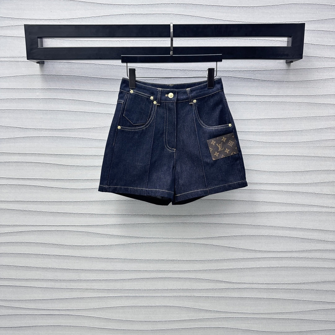NO:315545,Louis Vuitto*2025 new product is available on leather brand denim shorts customized YB imported cotton denim material, breathable, comfortable and stylish, high-waist buckle double-entry pocket design, decorated with four-leaf clover letter leather brand embellishment, highlighting the brand tone, presenting a retro denim style, overall bright line contour pressing treatment, adding layered styling, surface auxiliary materials development, high-waist shorts cut, upper body slimming and long legs series development, high-version, louis vuitton, shorts, alexander wang19860909Louis Vuitto*2025新品上架皮牌牛仔短裤定制YB进口全棉牛仔材质 透气舒适有型 高腰系扣双插兜设计 饰以四叶草字母皮牌点缀装饰 彰显品牌调性 呈现复古牛仔风情 整体明线轮廓压边处理 增添造型层次感 面辅料开发 高腰短裤剪裁 上身显瘦显腿长 系列开发  高版本,,louis vuitton,shorts,alexander wang,Women's clothing