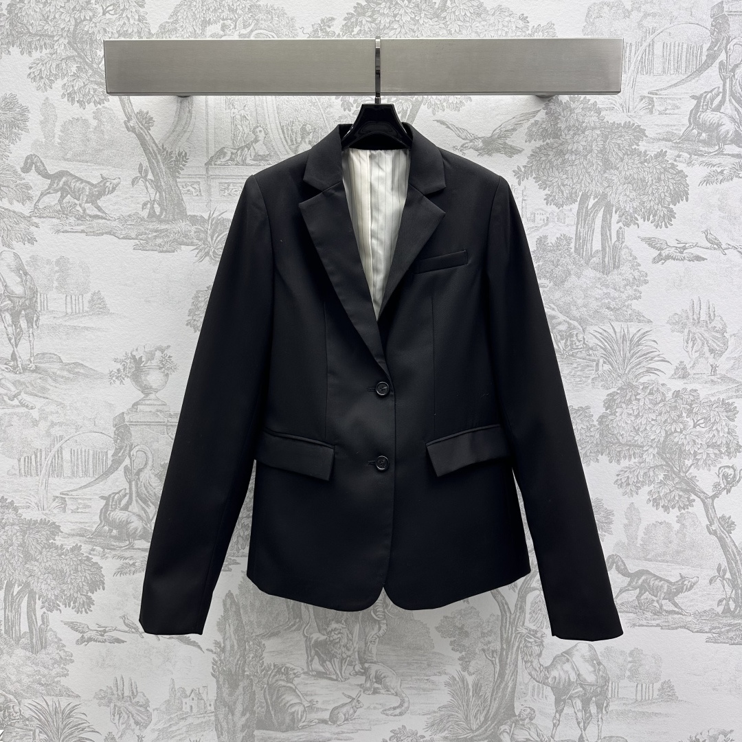 NO:315506,Prad*2025 new product lapel shoulder pad suit jacket customized YB imported suit material texture gloss high-end and comfortable craftsmanship without ironing treatment Not easy to wrinkle Outward design of cuff striped fabric exposed blue letter cloth to highlight the brand tone Simple and retro style Fully developed surface accessories Lapel silhouette suit cut, slim and smooth cut, improve proportional lines The first choice for daily commuting and date wear High-end version, Prada, Jackets & coats, business suit, alexander wang19860909Prad*2025新品上架翻领垫肩西装外套定制YB进口西装材质 质感光泽高级舒适 工艺免熨烫处理 不易起皱 袖口条纹衬布外翻设计 露出蓝色字母布标 彰显品牌调性 简约复古格调尽显 面辅料开发 翻领廓形西服剪裁 裁剪修身流畅 改善比例线条 日常通勤约会穿搭首选 高版本,,prada,jackets & coats,business suit,alexander wang,Women's clothing