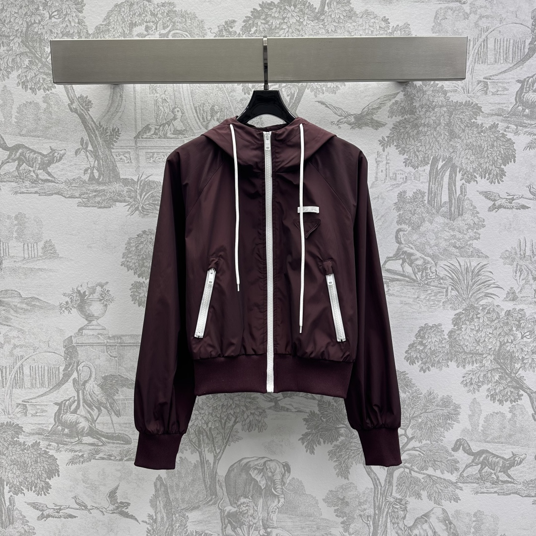 NO:315514,Prad*2025 new product launches hooded nylon jacket customized YB imported nylon material, crisp and stylish, decorated with white zipper drawstring contrasting details, adding layering of styling, symmetrical zipper pockets with chest triangle marks to highlight the brand tone, cuff hem tightening treatment, stronger wrapping and more flexible, surface auxiliary materials development, hooded drawstring jacket cut, showing casual and fashionable style, daily casual outdoor sports can show fashionable charm, high-end version,,prada, jackets & coats,hats,alexander wang19860909Prad*2025新品上架连帽冲锋尼龙外套定制YB进口冲锋尼龙材质 挺括有型 饰以白色拉链抽绳撞色细节 增添造型层次感 对称拉链口袋搭配胸前三角标 彰显品牌调性 袖口下摆松紧收口处理 包裹性更强更灵便 面辅料开发 连帽抽绳外套剪裁 尽显休闲时髦格调 日常休闲户外运动都能展现时尚魅力  高版本,,prada,jackets & coats,hats,alexander wang,Women's clothing