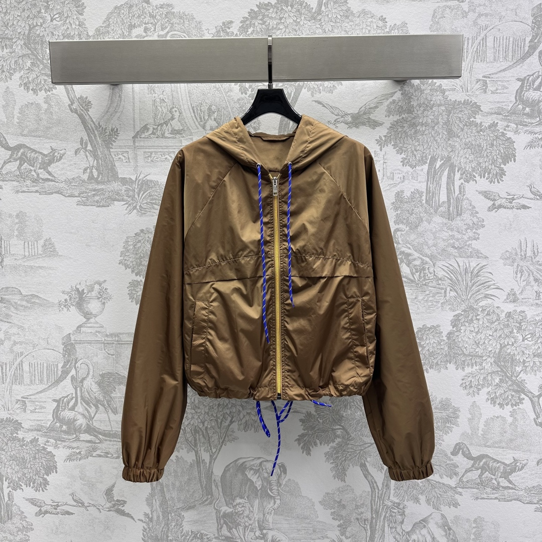 NO:315510,Prad*2025 new product launches hooded zipper nylon jacket customized YB imported environmentally friendly recycled nylon material comfortable and crispy. The brim hem is adjusted by a cork drawstring to add a sense of styling and colour collision. The workwear is full of casual and fashionable. The development of auxiliary materials for the hooded zipper jacket tailoring to highlight the brand tone. The upper body is fashionable and fashionable. High-version, prada, jackets & coats,hats,alexander wang19860909Prad*2025新品上架连帽拉链尼龙外套定制YB进口环保再生尼龙材质 舒适挺括有型 帽沿衣摆沿用绞花抽绳调节设计 增添造型层次感 形成颜色碰撞 工装休闲时尚感十足 面辅料开发 连帽拉链外套剪裁 彰显品牌调性 上身时髦洋气  高版本,,prada,jackets & coats,hats,alexander wang,Women's clothing