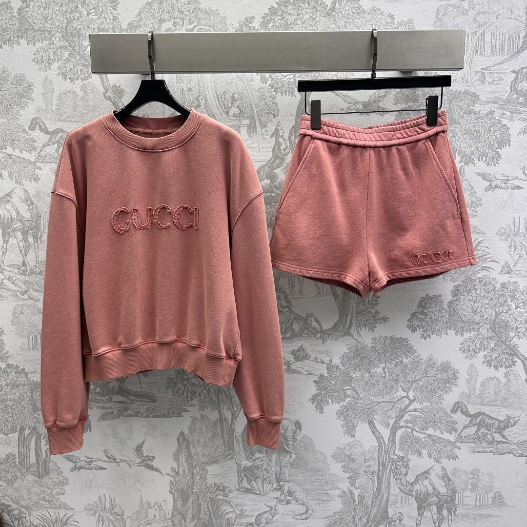 NO:315518,Gucc*2025 new product launch round neck sweatshirt shorts set customized YB imported native cotton material comfortable and soft. The threaded edge of the cuffs on the cuffs creates a delicate and coordinated atmosphere. The letter patch on the chest embellishment and decoration show the brand tone. The high-end sense is vertical. The overall style is low-key and textured. The surface and auxiliary materials are developed. The shoulder pullover silhouette sweatshirts are matched with the same series of elastic waist shorts. The logo is echoed up and down. The symmetrical pocket pocket is fashionable and practical. The outfit is casual and fashionable. The daily commuting and outdoor activities are suitable. The high-end version is 2 colors, gucci, hoodie, sweatshirts, shorts, alexander wang19860909Gucc*2025新品上架圆领卫衣短裤套装定制YB进口原生全棉材质 舒适软糯 套头上衣袖口下摆螺纹包边处理 营造出精致协调的氛围感 胸前字母贴布点缀装饰 彰显品牌调性 高级感立显 整体风格低调不失质感 面辅料开发 落肩套头廓形卫衣搭配同系列弹力腰短裤 徽标处理上下呼应 对称插兜口袋时尚实用 穿搭休闲时髦 日常通勤户外活动均适配  高版本2色,,gucci,hoodie,sweatshirts,shorts,alexander wang,Women's clothing