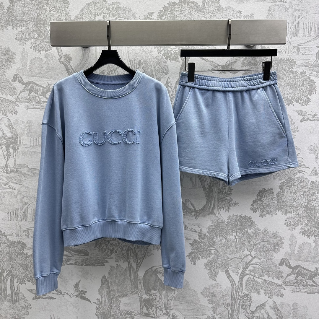 NO:315522,Gucc*2025 new product launch round neck sweatshirt shorts set customized YB imported native cotton material comfortable and soft. The threaded edge of the cuffs on the hem creates a delicate and coordinated atmosphere. The letter patch on the chest embellishment and decoration show the brand tone. The high-end sense is vertical. The overall style is low-key and textured. The surface and auxiliary materials are developed. The shoulder pullover silhouette sweatshirts are matched with the same series of elastic waist shorts. The logo is processed up and down. The symmetrical pocket pocket is fashionable and practical. The outfit is casual and fashionable. The daily commuting and outdoor activities are suitable. The high-end version is 2 colors, gucci, hoodie, sweatshirts, shorts, alexander wang19860909Gucc*2025新品上架圆领卫衣短裤套装定制YB进口原生全棉材质 舒适软糯 套头上衣袖口下摆螺纹包边处理 营造出精致协调的氛围感 胸前字母贴布点缀装饰 彰显品牌调性 高级感立显 整体风格低调不失质感 面辅料开发 落肩套头廓形卫衣搭配同系列弹力腰短裤 徽标处理上下呼应 对称插兜口袋时尚实用 穿搭休闲时髦 日常通勤户外活动均适配  高版本2色,,gucci,hoodie,sweatshirts,shorts,alexander wang,Women's clothing