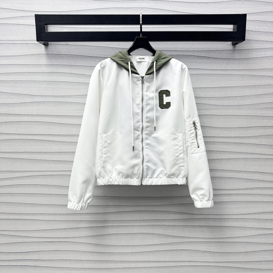 NO:315507,Celin*2025 new product is on the shelves of spliced ​​hooded jacket custom YB imported charge nylon material, crisp, comfortable and stylish, large body decoration is decorated with refreshing white base dark green hood, adding layered look, the C mark on the chest echoes the letter elements on the back, highlighting the brand tone, elastic and elastic treatment of the cuffs, fit and fit, light and flexible, surface auxiliary materials development, hooded drawstring zipper jacket tailoring, daily commuting and outdoor activities, fashionable and outstanding, high-end version,,celine, jackets & coats, jackets & coats,hats,alexander wang19860909Celin*2025新品上架拼接连帽夹克外套定制YB进口冲锋尼龙材质 挺括舒适有型 大身饰以清爽白色打底墨绿色兜帽点缀设计 增添造型层次感 胸前C标与后背字母元素装饰呼应 彰显品牌调性 袖口衣摆弹力松紧处理 贴合身型轻便灵活 面辅料开发 连帽抽绳拉链外套剪裁 日常通勤户外活动穿搭时尚出彩 高版本,,celine,jackets & coats,jackets & coats,hats,alexander wang,Women's clothing