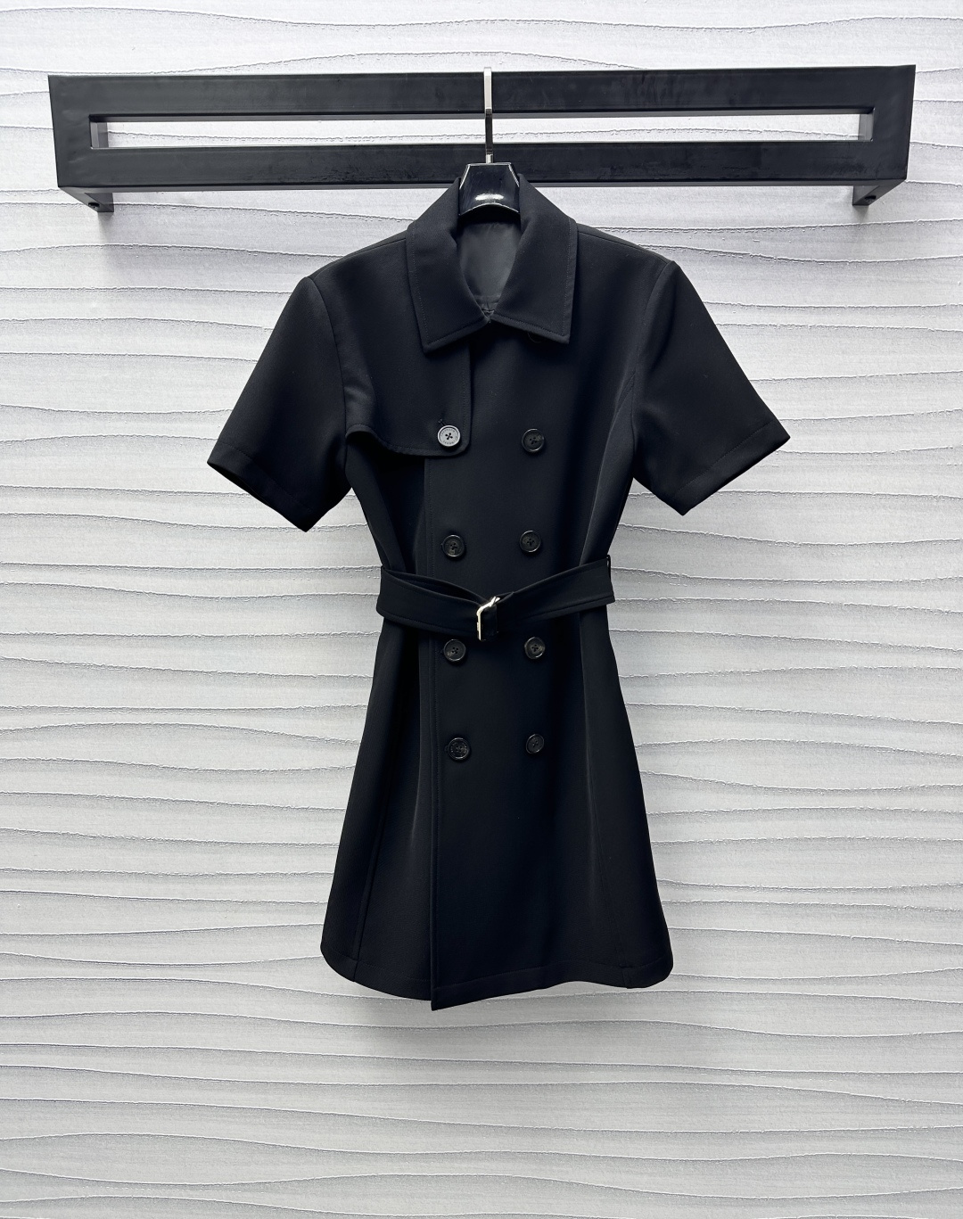 NO:315511,Bur BBR*2025 new product is available for belt short-sleeved dress custom YB imported acetic acid material, smooth and comfortable, decorated with single-row button placket adjustment design, can be worn with one and two windbreaker jackets, front single-piece shawl collar embellishment, add layered look, this cloth waist belt waist-hugging treatment highlights line proportions, temperament and charm, surface accessories development, lapel short-sleeved dress tailoring, straight A-shaped waist-hugging style, upper body slim temperament, daily commuting dates, high-end version, burberry, skirts, jackets & coats, T-shirt, shawls, alexander wang19860909Bur BBR*2025新品上架腰带短袖连衣裙定制YB进口醋酸材质 光泽垂顺舒适 饰以单排纽扣开襟调节设计 可一衣两穿风衣外套穿搭 前侧单片披肩领点缀装饰 增添造型层次感 本布腰带收腰处理 凸显线条比例 气质魅力 面辅料开发 翻领短袖连衣裙剪裁 直筒A字收腰版型 上身修身气质 日常通勤约会适配穿搭  高版本,,burberry,skirts,jackets & coats,T-shirt,shawls,alexander wang,Women's clothing