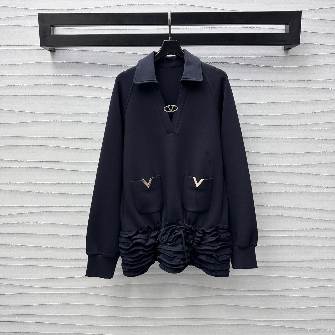 NO:315523,Valentin*2025 new product is on the shelves of lapel lace sweatshirts, custom YB imported twill cotton, comfortable, breathable and stylish, the front edge of the chest is decorated with V-neck design and metal logo buttons, highlighting the brand tone, large body symmetrical V-mark pocket skirt multi-layer cake lace stacking design, add layering, wear vitality and sweet, face and auxiliary materials development, lapel long-sleeved sweatshirts, straight-tube style inclusive and slimming, the first choice for casual and fashionable outfits in early spring, high version 2 colors, valentino, hoodie, sweatshirts, skirts, alexander wang19860909Valentin*2025新品上架翻领花边卫衣裙定制YB进口斜纹全棉材质 舒适透气有型 胸前沿用V领设计搭配金属徽标扣点缀装饰 彰显品牌调性 大身对称V标口袋裙摆多层蛋糕花边堆叠设计 增添造型层次感 穿搭活力甜美 面辅料开发 翻领长袖卫衣裙剪裁 直筒版型包容显瘦 早春休闲时髦穿搭首选 高版本2色,,valentino,hoodie,sweatshirts,skirts,alexander wang,Women's clothing