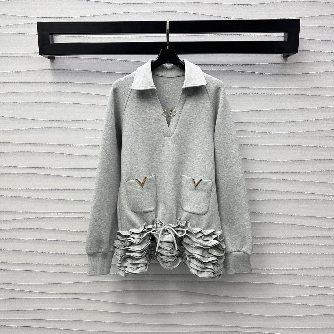 NO:315527,Valentin*2025 new product is on the shelves of lapel lace sweatshirts, custom YB imported twill cotton, comfortable, breathable and stylish, the front edge of the chest is decorated with V-neck design and metal logo buttons, highlighting the brand tone, large body symmetrical V-mark pocket skirt multi-layer cake lace stacking design, add layering, wear vitality and sweet, face and auxiliary materials development, lapel long-sleeved sweatshirts, straight-tube style inclusive and slimming, the first choice for casual and fashionable outfits in early spring, high version 2 colors, valentino, hoodie, sweatshirts, skirts, alexander wang19860909Valentin*2025新品上架翻领花边卫衣裙定制YB进口斜纹全棉材质 舒适透气有型 胸前沿用V领设计搭配金属徽标扣点缀装饰 彰显品牌调性 大身对称V标口袋裙摆多层蛋糕花边堆叠设计 增添造型层次感 穿搭活力甜美 面辅料开发 翻领长袖卫衣裙剪裁 直筒版型包容显瘦 早春休闲时髦穿搭首选 高版本2色,,valentino,hoodie,sweatshirts,skirts,alexander wang,Women's clothing