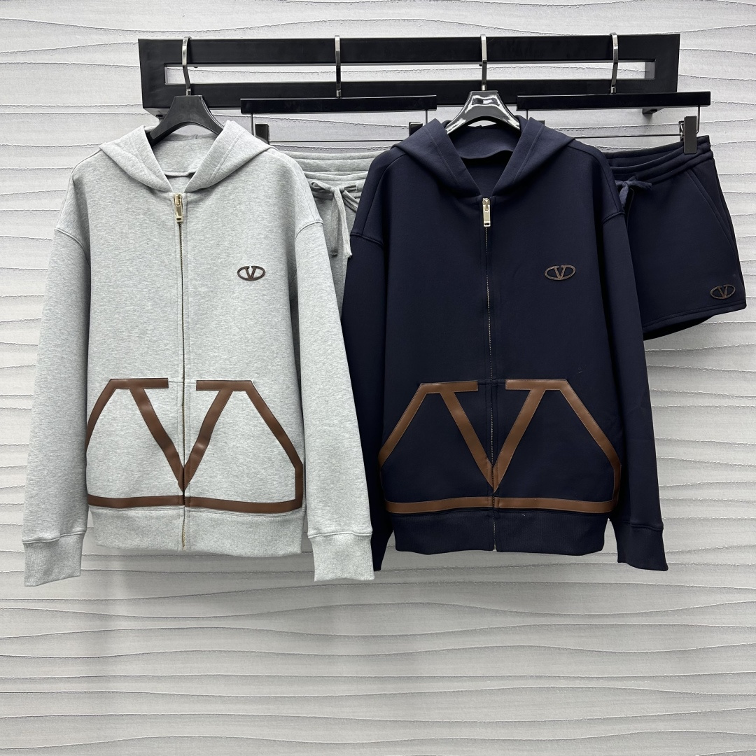 NO:315515,Valentin*2025 new product hooded jacket shorts set customized YB imported twill cotton material, comfortable, crisp and stylish, loose fit and easy to put on and off, chest logo design echoes the brand logo with pocket contour line brand logo, highlights the brand tone and more coordinated personality, surface auxiliary material development, hooded jacket drawstring shorts, trouser leg letter logo echoes up and down, adds styling layering, casual suit upper body lazy and relaxed, high version 2 colors, valentino, shorts, jackets & coats, hats, alexander wang19860909Valentin*2025新品上架连帽外套短裤套装定制YB进口斜纹全棉材质 舒适挺括有型 宽松版型穿脱方便 胸前徽标设计与口袋轮廓线品牌徽标呼应 彰显品牌调性 更显协调个性 面辅料开发 连帽外套抽绳短裤 裤腿字母徽标上下呼应 增添造型层次感 休闲套装上身慵懒松弛  高版本2色,,valentino,shorts,jackets & coats,hats,alexander wang,Women's clothing