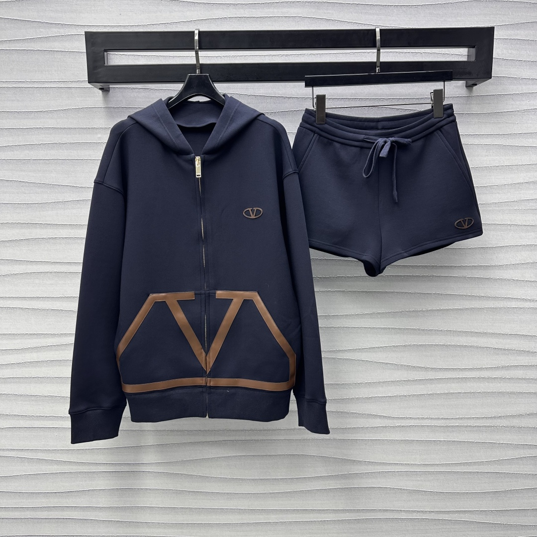 NO:315519,Valentin*2025 new product hooded jacket shorts set customized YB imported twill cotton material, comfortable, crisp and stylish, loose fit and easy to put on and off, chest logo design echoes the brand logo with pocket contour line brand logo, highlights the brand tone and more coordinated personality, surface auxiliary material development, hooded jacket drawstring shorts, trouser leg letter logo echoes up and down, adds styling layering, casual suit upper body lazy and relaxed, high version 2 colors, valentino, shorts, jackets & coats, hats, alexander wang19860909Valentin*2025新品上架连帽外套短裤套装定制YB进口斜纹全棉材质 舒适挺括有型 宽松版型穿脱方便 胸前徽标设计与口袋轮廓线品牌徽标呼应 彰显品牌调性 更显协调个性 面辅料开发 连帽外套抽绳短裤 裤腿字母徽标上下呼应 增添造型层次感 休闲套装上身慵懒松弛  高版本2色,,valentino,shorts,jackets & coats,hats,alexander wang,Women's clothing