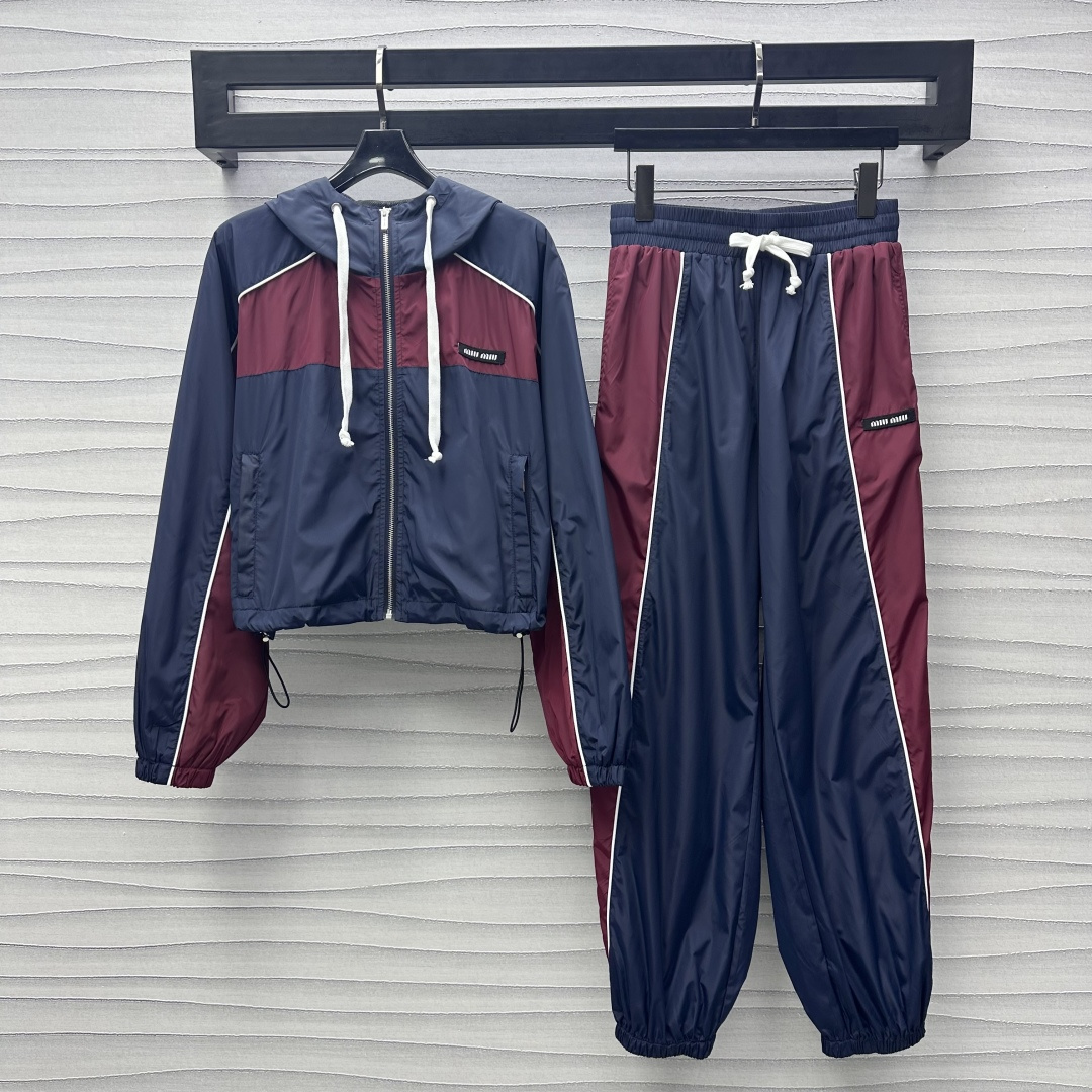 NO:316029,Miumi*2025 new product launches the contrasting color hooded jacket trousers set customized YB imported charge nylon material, crisp and stylish, full texture, ready-to-wear uses layered contrasting color splicing design, white three-dimensional edge tying outline, forming a rag shoulder outline effect, adding layered styling, elastic cuff hem and drawstring adjustment fit, lighter and flexible, chest letter badge embellishment and decoration, highlighting the brand tone, surface auxiliary material development, hooded drawstring jacket trousers, inner mesh is breathable and comfortable, windproof effect is first-class, enhance the fashion of outdoor activities, high-end 2 colors,,miumiu, jackets & coats,hats,alexander wang19860909Miumi*2025新品上架撞色连帽外套长裤套装定制YB进口冲锋尼龙材质 挺括有型 质感十足 成衣沿用层次撞色拼接设计 白色立体捆边勾勒 形成插肩轮廓效果 增添造型层次感 袖口下摆松紧搭配衣摆抽绳调节贴合身型 更轻便灵活 胸前字母徽章点缀装饰 彰显品牌调性 面辅料开发 连帽抽绳外套束腿长裤 内里网面透气舒适 防风效果一流 提升户外活动穿搭的时尚 度   高版本2色,,miumiu,jackets & coats,hats,alexander wang,Women's clothing