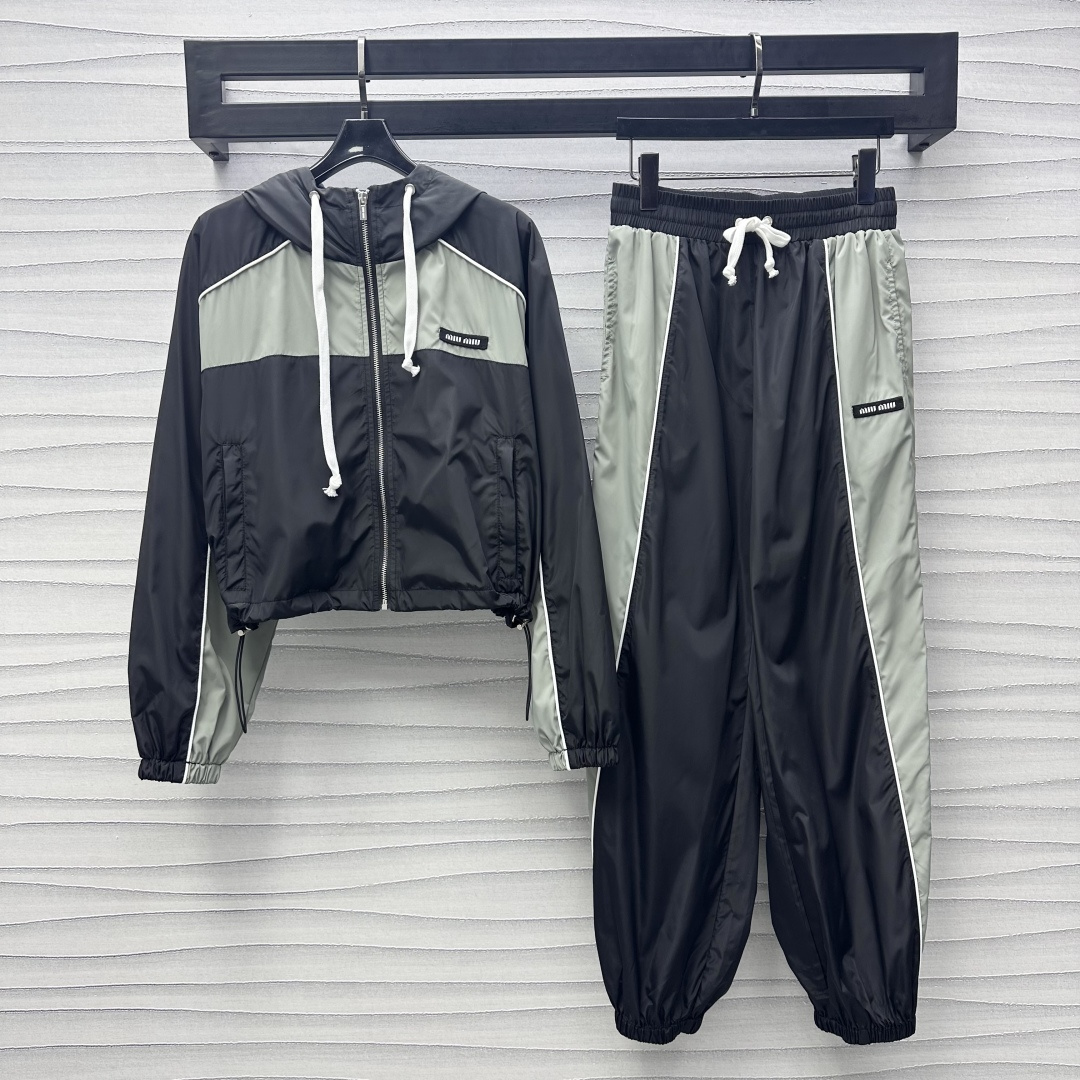 NO:316023,Miumi*2025 new product launches the contrasting color hooded jacket trousers set customized YB imported charge nylon material, crisp and stylish, full texture, ready-to-wear uses layered contrasting color splicing design, white three-dimensional edge tying outline, forming a rag shoulder outline effect, adding layered styling, elastic cuff hem and drawstring adjustment fit, lighter and flexible, chest letter badge embellishment and decoration, highlighting the brand tone, surface auxiliary material development, hooded drawstring jacket trousers, inner mesh is breathable and comfortable, windproof effect is first-class, enhance the fashion of outdoor activities, high-end 2 colors,,miumiu, jackets & coats,hats,alexander wang19860909Miumi*2025新品上架撞色连帽外套长裤套装定制YB进口冲锋尼龙材质 挺括有型 质感十足 成衣沿用层次撞色拼接设计 白色立体捆边勾勒 形成插肩轮廓效果 增添造型层次感 袖口下摆松紧搭配衣摆抽绳调节贴合身型 更轻便灵活 胸前字母徽章点缀装饰 彰显品牌调性 面辅料开发 连帽抽绳外套束腿长裤 内里网面透气舒适 防风效果一流 提升户外活动穿搭的时尚 度   高版本2色,,miumiu,jackets & coats,hats,alexander wang,Women's clothing