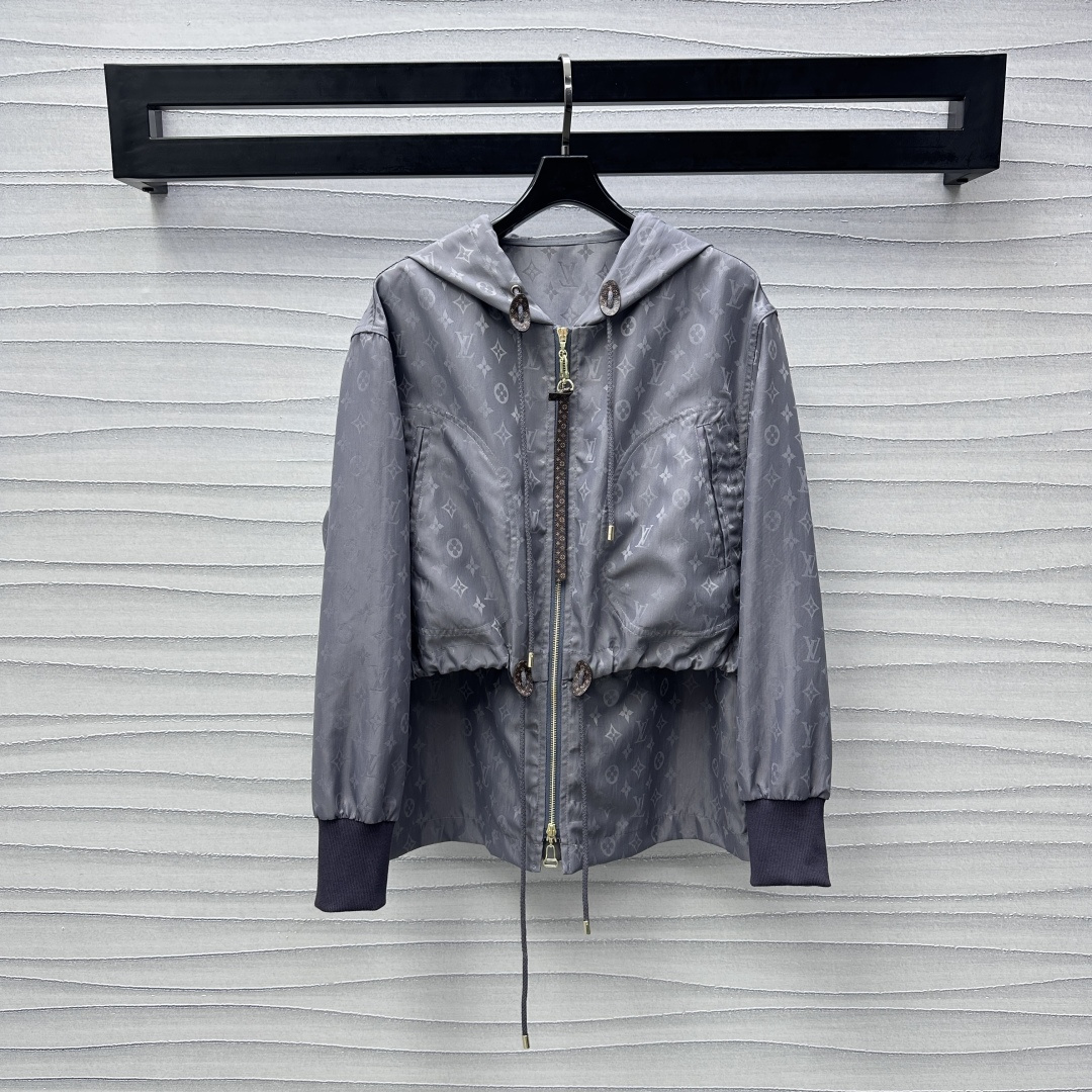NO:316046,Louis Vuitto*2025 new product launches hooded jacquard jacket custom YB imported jacquard nylon material, crisp, comfortable and stylish, large body, voxel color base, four-leaf clover jacquard letter element decoration, highlights the brand tone, threaded cuffs are tight and fit, lighter and flexible, adjustable with zipper leather buckle logo, waist drawstring tightening design, easily outline the waist, get rid of bloat, windproof and cold protection, full of prints, jacquard texture, face accessories development, hooded drawstring jacket jacket cut, enhances the fashion of outdoor activities, any casual wear is brilliant and fashionable, high-version 2 colors,,louis vuitton, jackets & coats, jackets & coats, hats, alexander wang19860909Louis Vuitto*2025新品上架连帽提花冲锋夹克外套定制YB进口冲锋尼龙材质 挺括舒适有型 大身通体素色打底四叶草提花字母元素装饰 彰显品牌调性 袖口螺纹松紧贴合身型 更轻便灵活 配合拉链皮扣徽标调节 腰间抽绳收紧设计 轻松勾勒腰身 摆脱臃肿 防风御寒效果一流 内里满印提花质感十足 面辅料开发 连帽抽绳夹克外套剪裁 提升户外活动穿搭的时尚度 随意外搭都出彩时髦  高版本2色,,louis vuitton,jackets & coats,jackets & coats,hats,alexander wang,Women's clothing