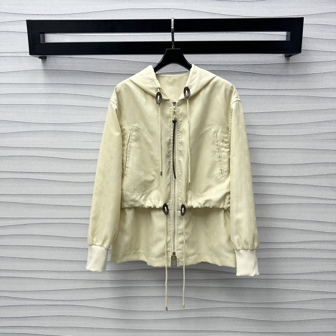 NO:316050,Louis Vuitto*2025 new product launches hooded jacquard jacket custom YB imported jacquard nylon material, crisp, comfortable and stylish, large body, voxel color base, four-leaf clover jacquard letter element decoration, highlights the brand tone, threaded cuffs are tight and fit, lighter and flexible, adjustable with zipper leather buckle logo, waist drawstring tightening design, easily outline the waist, get rid of bloat, windproof and cold protection, full of prints, jacquard texture, face accessories development, hooded drawstring jacket jacket cut, enhances the fashion of outdoor activities, any casual wear is brilliant and fashionable, high-version 2 colors,,louis vuitton, jackets & coats, jackets & coats, hats, alexander wang19860909Louis Vuitto*2025新品上架连帽提花冲锋夹克外套定制YB进口冲锋尼龙材质 挺括舒适有型 大身通体素色打底四叶草提花字母元素装饰 彰显品牌调性 袖口螺纹松紧贴合身型 更轻便灵活 配合拉链皮扣徽标调节 腰间抽绳收紧设计 轻松勾勒腰身 摆脱臃肿 防风御寒效果一流 内里满印提花质感十足 面辅料开发 连帽抽绳夹克外套剪裁 提升户外活动穿搭的时尚度 随意外搭都出彩时髦  高版本2色,,louis vuitton,jackets & coats,jackets & coats,hats,alexander wang,Women's clothing