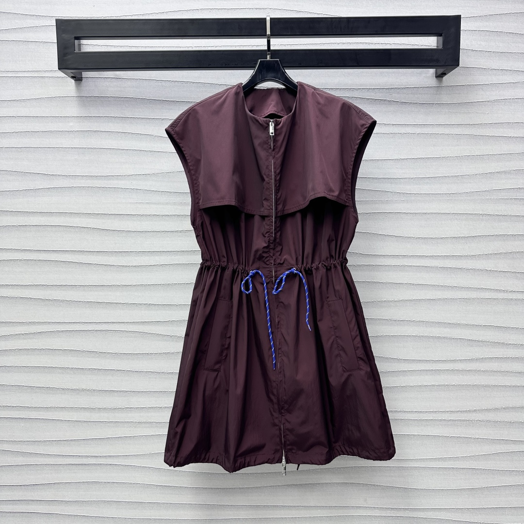 NO:316053,Prad*2025 new product launches on the shelves of the cable rope zipper vest skirt custom YB imported charge nylon material breathable and comfortable, full texture, large body full vase color and shawl collar embellishment and decoration to add layering, waist cord adjustment and waist-hugging treatment, get rid of the bloated contour line proportions, plain drawstrings on the hem echo, two-way zipper design, can be transformed into vest jacket in two seconds, surface auxiliary material development, drawstring zipper long vest tailoring, daily commuting outdoor activities, trendy and fashionable, casual wear, single wear, exterior style, high version,, prada, skirts, jackets & coats,shawls,alexander wang19860909Prad*2025新品上架绞花绳拉链马甲裙定制YB进口冲锋尼龙材质 透气舒适 质感十足 大身通体素色配合披肩领点缀装饰 增添造型层次感 腰间绞花抽绳调节收腰处理 摆脱臃肿轮廓线条比例 下摆素色抽绳呼应 双向拉链设计 可衣衣两秒变马甲外套 面辅料开发 抽绳拉链长款马甲剪裁 日常通勤户外活动穿搭潮流时尚 随意单穿外搭都出彩时髦  高版本,,prada,skirts,jackets & coats,shawls,alexander wang,Women's clothing