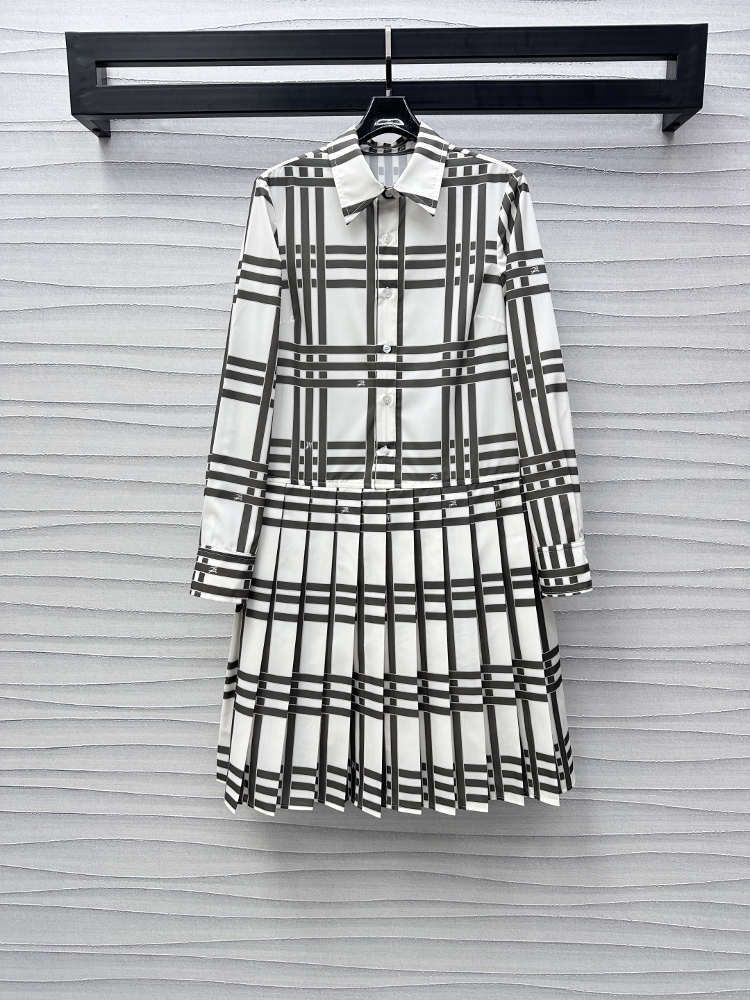 NO:316057,Bur BBR*2025 new product plaid shirt pleated dress customized YB imported twill material, glossy and stylish, large body covered with artistic plaid elements, embellished with war horse logo pattern, highlighting the brand tone, evergreen shoulder loose shirt with pleated skirt design, adding layering of styling, simple and fashionable, surface accessories development, lapel shirt dress tailoring, upper body makes it look slim and long legs, presenting a high-level literary temperament, high-version, burberry, skirts, shirts, alexander wang19860909Bur BBR*2025新品上架格纹衬衫百褶连衣裙定制YB进口斜纹绸材质 光泽垂顺有型 大身满铺文艺对条格纹元素 配合战马徽标图案点缀 彰显品牌调性 常青款正肩宽松衬衫搭配百褶裙摆设计 增添造型层次感 简约时尚 面辅料开发 翻领衬衫连衣裙剪裁 上身显瘦显腿长 呈现高级文艺气质 高版本,,burberry,skirts,shirts,alexander wang,Women's clothing