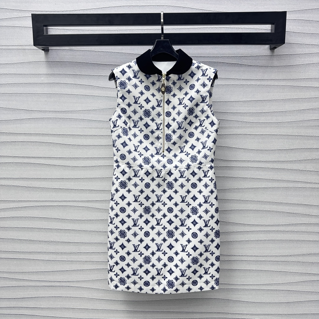 NO:316054,Louis Vuitto*2025 new product is available on the shelves of velvet collar printed vest skirt. Custom YB twill cotton. Multi-washed soft and comfortable. Decorated with velvet collar splicing contrasting colors. Combined with half-laced metal zipper adjustment design to add layering. Printed with natural elements such as iconic vine flowers. Show the brand tone to create a dignified and generous feeling. Cut down smoothly. Modify the body lines. Developed with auxiliary materials. Slim-fit sleeveless dress tailoring. Slim-fitting temperament. The upper body is slim and elegant. Daily commuting. Series development. High-end version,,louis vuitton, skirts,alexander wang.19860909Louis Vuitto*2025新品上架丝绒领印花背心裙定制YB斜纹斜纹棉材质 多重水洗柔软舒适 饰以丝绒领拼接撞色 配合半襟金属拉链调节设计 增添造型层次感 满印标志性藤蔓花朵等自然元素图案 彰显品牌调性 打造端庄大方感 剪裁垂顺利落 修饰身材线条 面辅料开发 修身无袖连衣裙剪裁 上身显瘦气质 日常通勤妥妥高阶气质女郎 系列开发 高版本,,louis vuitton,skirts,alexander wang,Women's clothing