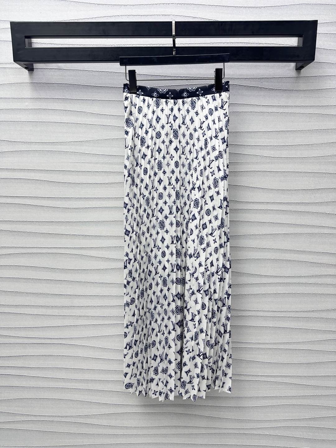 NO:316058,Louis Vuitt*2025 new product is available for printed pleated long skirt custom YB imported twill thick material, light texture, cool and skin-friendly, printed with natural elements such as iconic vines and flowers, highlighting the brand tone, contrasting color thin waist seal divides the upper and lower proportions, adds a sense of styling, highlights the waistline, the weighty pleated skirt hem can easily wear elegance and aura, surface auxiliary materials development, high-waist pleated skirt cut, upper body makes the upper body look slim, daily commuting, high-end temperament, series development, high-end version,,louis vuitton, skirts, alexander wang19860909Louis Vuitt*2025新品上架印花百褶长半裙定制YB进口斜纹稠材质 质地轻薄 凉爽亲肤 满印标志性藤蔓花朵等自然元素图案 彰显品牌调性 撞色细腰封划分上下比例 增添造型层次感 突出腰线 份量感十足的百褶裙摆轻松穿出优雅和气场 面辅料开发 高腰压褶半裙剪裁 上身显瘦气质 日常通勤妥妥高阶气质女郎 系列开发  高版本,,louis vuitton,skirts,alexander wang,Women's clothing