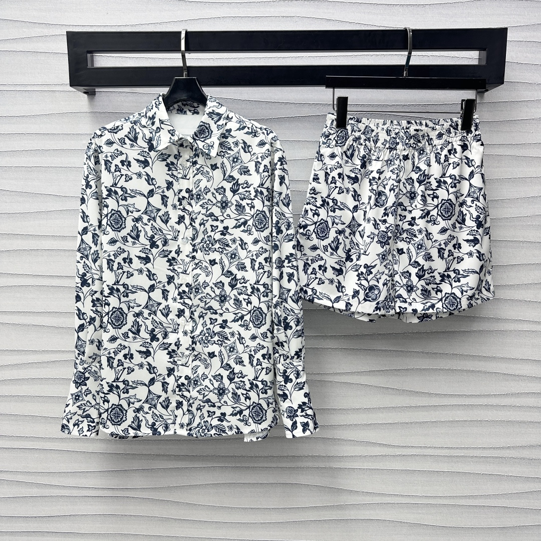 NO:316045,Louis Vuitto*2025 new product is available for printing shirts and shorts set. Customized YB imported twill thick material. Breathable and comfortable and stylish. The whole body is full of natural elements such as iconic vine flowers. It highlights the brand tone and creates a dignified and generous feeling. The cut is smooth and smooth. Modify the body lines. The surface and auxiliary materials are developed. Lapel shirts are given elastic waist shorts. Fashion and practical. A versatile suit. Daily commuting is a perfect high-end temperament girl. Series development. High-end version,,louis vuitton, shorts,shirts,alexander wang.19860909Louis Vuitto*2025新品上架印花衬衫短裤套装定制YB进口斜纹稠材质 透气舒适有型 通体满印标志性藤蔓花朵等自然元素图案 彰显品牌调性 打造端庄大方感 剪裁垂顺利落 修饰身材线条 面辅料开发 翻领衬衣送松紧腰短裤 时尚与实用兼备百搭套装 日常通勤妥妥高阶气质女郎 系列开发 高版本,,louis vuitton,shorts,shirts,alexander wang,Women's clothing