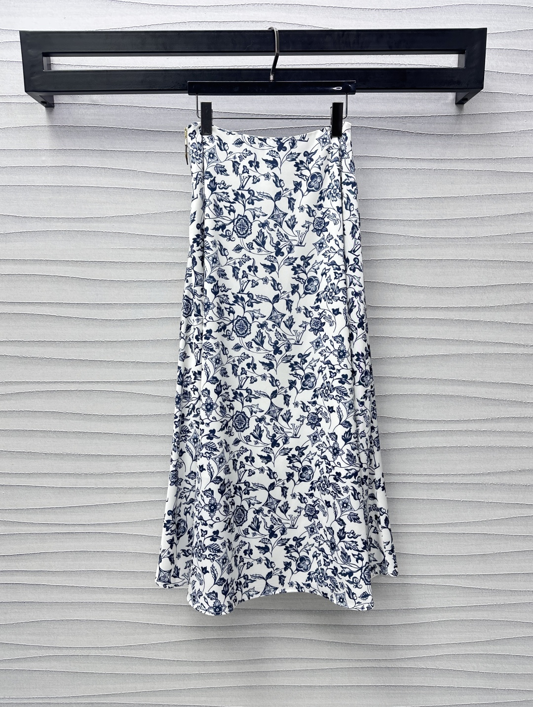 NO:316049,Louis Vuitto*2025 new product is available for printed long skirt custom YB imported twill material, glossy and delicate texture, full of printed iconic vines and flowers and other natural elements, highlighting the brand tone, creating a dignified and generous feeling, smoothly modifying the leg lines, matching the side zipper leather buckle logo adjustment design, adding a sense of styling, high-level charm, surface auxiliary materials development, long high-waist skirt tailoring, upper body to be inclusive and slim without fear of shortcomings, daily commuting is absolutely high-end temperament girl series development, high-end version,,louis vuitton, skirts, alexander wang19860909Louis Vuitto*2025新品上架印花长半裙定制YB进口斜纹绸材质 光泽细腻质感 通体满印标志性藤蔓花朵等自然元素图案 彰显品牌调性 打造端庄大方感 垂顺利落修饰腿部线条 配合侧拉链皮扣徽标调节设计 增添造型层次感 高级魅力 面辅料开发 长款高腰半裙剪裁 上身包容显瘦无惧缺点 日常通勤妥妥高阶气质女郎 系列开发  高版本,,louis vuitton,skirts,alexander wang,Women's clothing