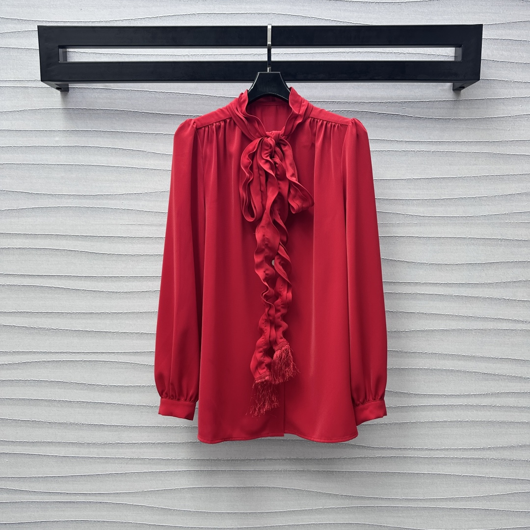 NO:316647,Valentin*2025 new product launches on the shelves of wavy lace lace shirts customized with YB imported twill thick material breathable and smooth neckline decorated with wavy lace lace adjustment decoration. Matched with fungus lace design to add layering of shape, dignified and gorgeous single-row logo round buckle embellishment to highlight the brand tone Use wrinkles to modify the overall lines, surface auxiliary materials development, regular stand-up shirt style tailoring, fashionable and practical, all-match items in all seasons, autumn and winter with fur down, spring and summer single wear, absolutely high-end temperament girl, high-end version, valentino,shirts,down jacket,alexander wang19860909Valentin*2025新品上架波浪花边系带衬衫定制YB进口斜纹稠材质 透气垂顺 领口饰以波浪形花边系带调节装饰 搭配木耳花边设计 增添造型层次感 端庄华丽 单排徽标圆扣点缀 彰显品牌调性 利用褶皱修饰整体线条 面辅料开发 常规立领衬衣版型剪裁 时尚实用兼备的四季百搭单品 秋冬搭配皮草羽绒 春夏单穿 妥妥高阶气质女郎  高版本,,valentino,shirts,down jacket,alexander wang,Women's clothing