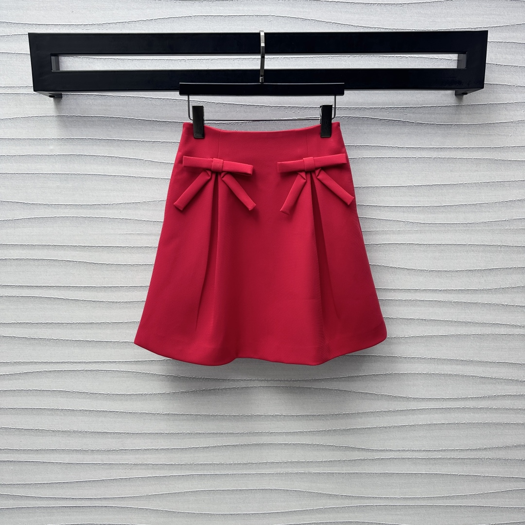 NO:316645,Valentin*2025 new product is available on the shelves of a bow high-waist skirt with custom YB imported twill thick material, crisp, comfortable and stylish, symmetrical bow tie embellishment, highlighting the brand tone, matched with press pleated treatment to modify the overall line, add layered style, side zipper adjustment design, easy to put on and take off, surface auxiliary material development, pleated skirt style tailoring, fashionable and practical, all-match items in all seasons, absolutely high-end temperament, high-end version, valentino, skirts, alexander wang19860909Valentin*2025新品上架蝴蝶结高腰半裙定制YB进口斜纹稠材质 挺括舒适有型 对称蝴蝶结系带点缀装饰 彰显品牌调性 搭配压褶处理修饰整体线条 增添造型层次感 侧拉链调节设计 方便穿脱 面辅料开发 压褶半裙版型剪裁 时尚实用兼备的四季百搭单品 妥妥高阶气质女郎  高版本,,valentino,skirts,alexander wang,Women's clothing