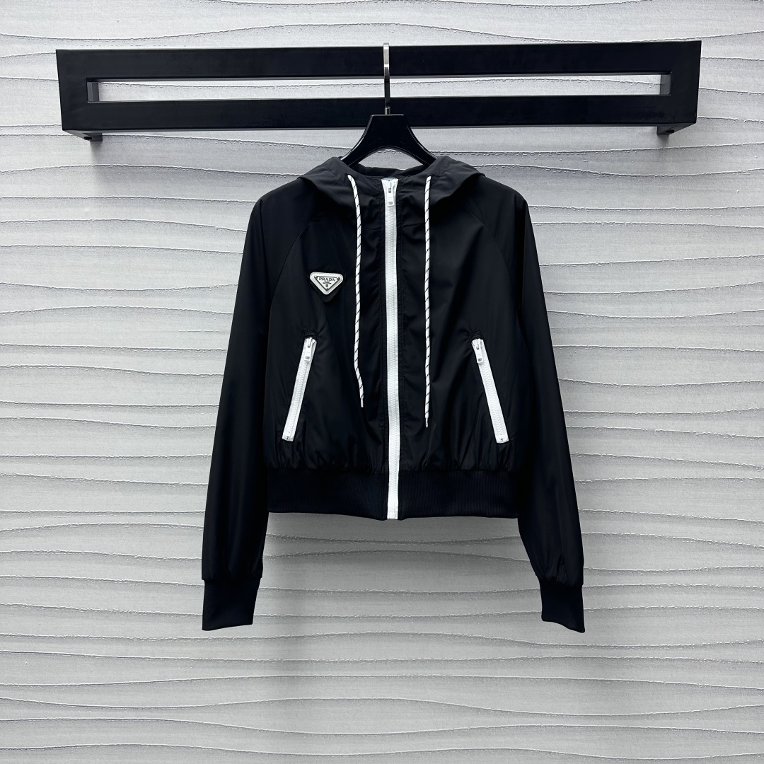 NO:317164,Prad*2025 new product launches hooded nylon jacket customized YB imported nylon material, crisp and stylish, decorated with white zipper drawstring contrasting details, adding layering of styling, symmetrical zipper pockets with chest triangle marks to highlight the brand tone, cuff hem tightening treatment, stronger wrapping and more flexible, surface auxiliary materials development, hooded drawstring jacket cut, showing casual and fashionable style, daily casual outdoor sports can show fashionable charm, high-end version,,prada, jackets & coats,hats,alexander wang19860909Prad*2025新品上架连帽冲锋尼龙外套定制YB进口冲锋尼龙材质 挺括有型 饰以白色拉链抽绳撞色细节 增添造型层次感 对称拉链口袋搭配胸前三角标 彰显品牌调性 袖口下摆松紧收口处理 包裹性更强更灵便 面辅料开发 连帽抽绳外套剪裁 尽显休闲时髦格调 日常休闲户外运动都能展现时尚魅力  高版本,,prada,jackets & coats,hats,alexander wang,Women's clothing