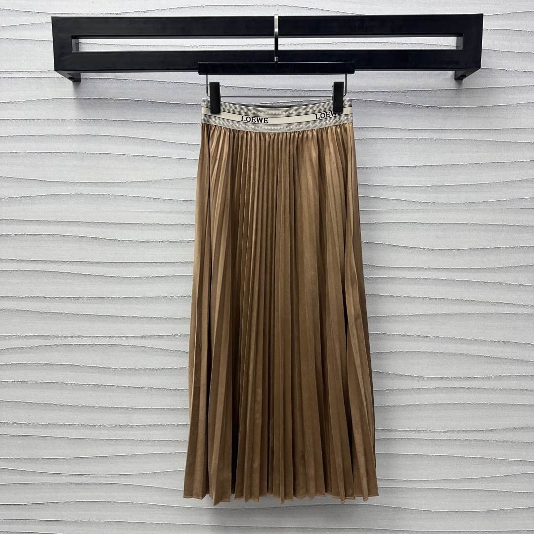 NO:317099,Loew*2025 new product launches the shelves with letters pleated long skirts, custom YB imported suede material, smooth and comfortable, voxel color and letter striped webbing waist design, add layered styling, old money elements, elastic thin waist seal divided up upper and lower proportions, highlighting waistline, full pleated skirt with full weight, add layered styling, swaying in action, bringing out an elegant atmosphere and a strong aura, special craftsmanship pleated not easy to loosen and deform, easy to wear fashionable and fashionable, surface auxiliary materials development, high-waist pleated long skirt tailoring, daily commuting versatile items, high-version 2 colors,,loewe, skirts,chamois leather,alexander wang19860909Loew*2025新品上架字母织带百褶长裙定制YB进口麂皮绒面材质 垂顺舒适 通体素色配合字母条纹织带腰头设计 增添造型层次感 老钱元素拉满 弹力满满的细腰封划分上下比例 突出腰线 份量感十足的百褶裙摆 增添造型层次感 行动间摇曳生姿 带出优雅气息和强大气场 特殊工艺压褶不易松散变形 轻松穿出时髦洋气感 面辅料开发 高腰百褶长半裙剪裁 日常通勤百搭单品  高版本2色,,loewe,skirts,chamois leather,alexander wang,Women's clothing